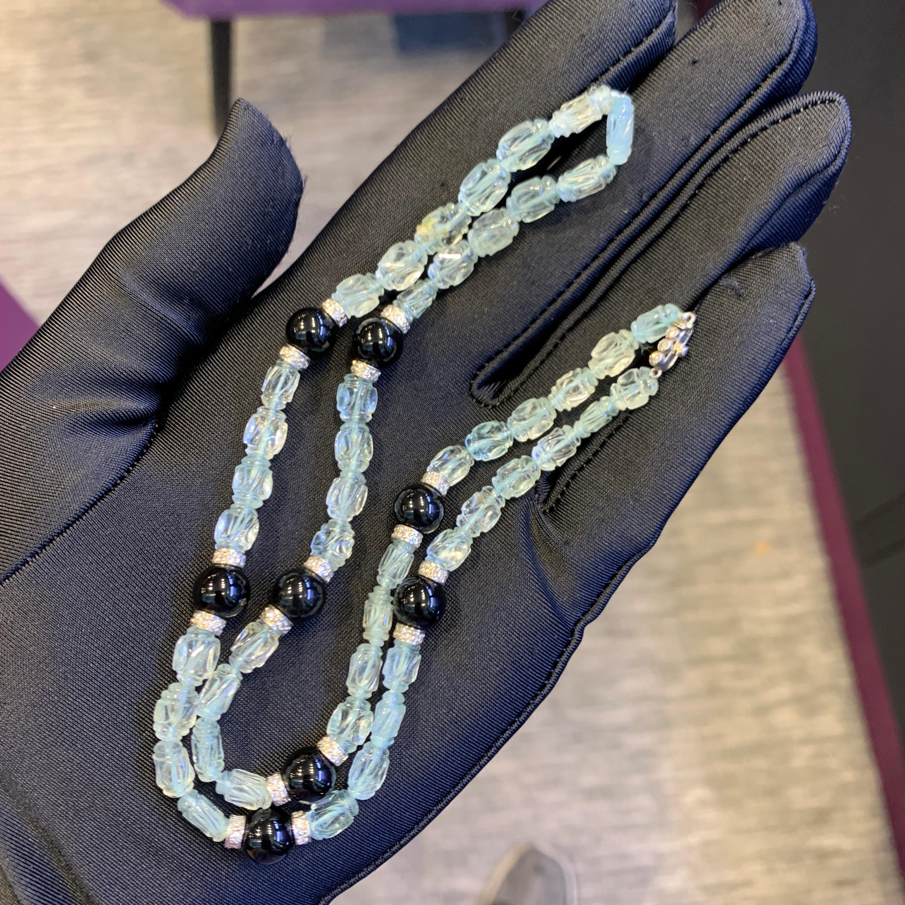Geschnitzte Aquamarin & Onyx Perlenkette  Damen im Angebot