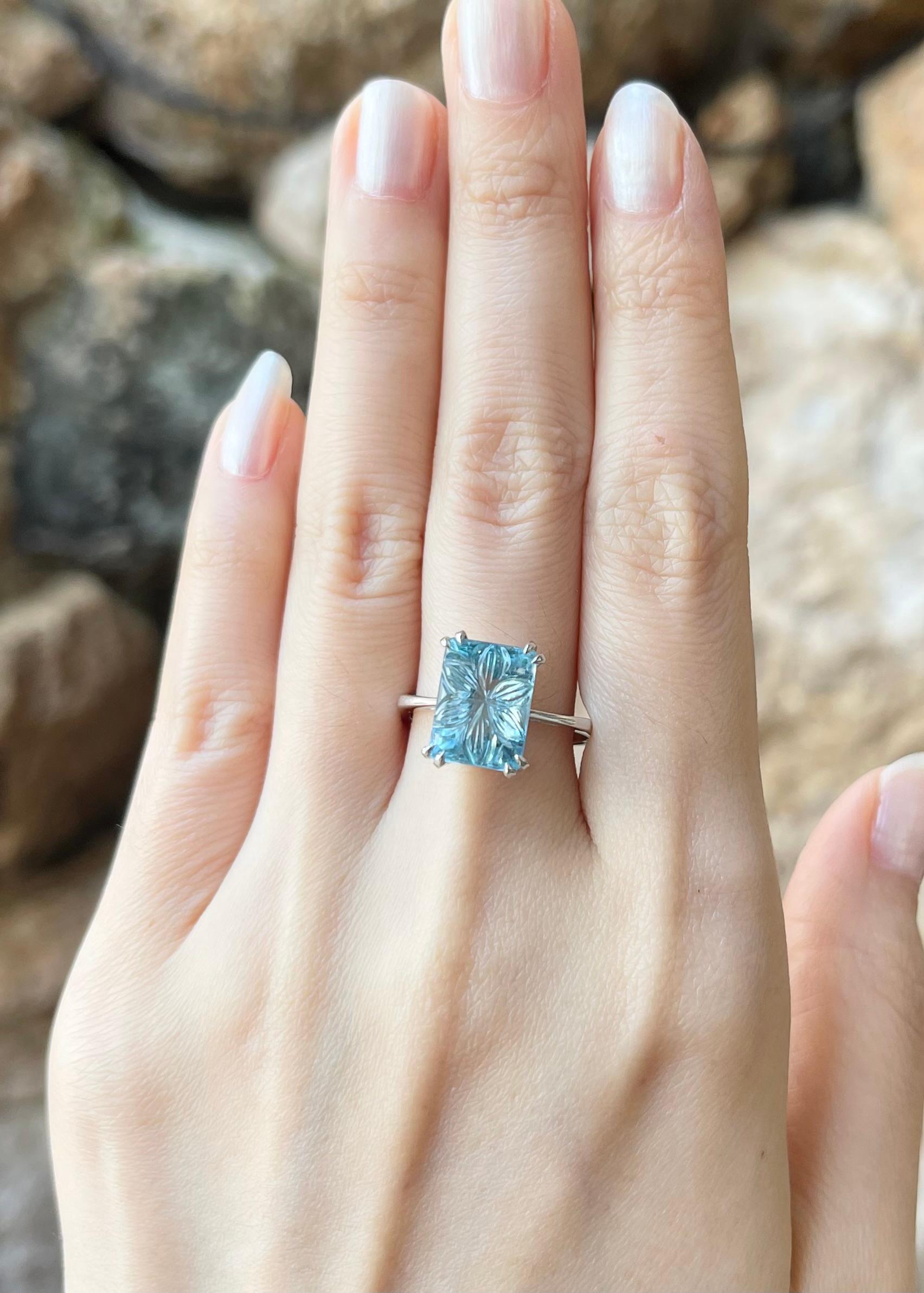 Contemporary Carved Aquamarine Ring set in Platinum 900 Settings For Sale