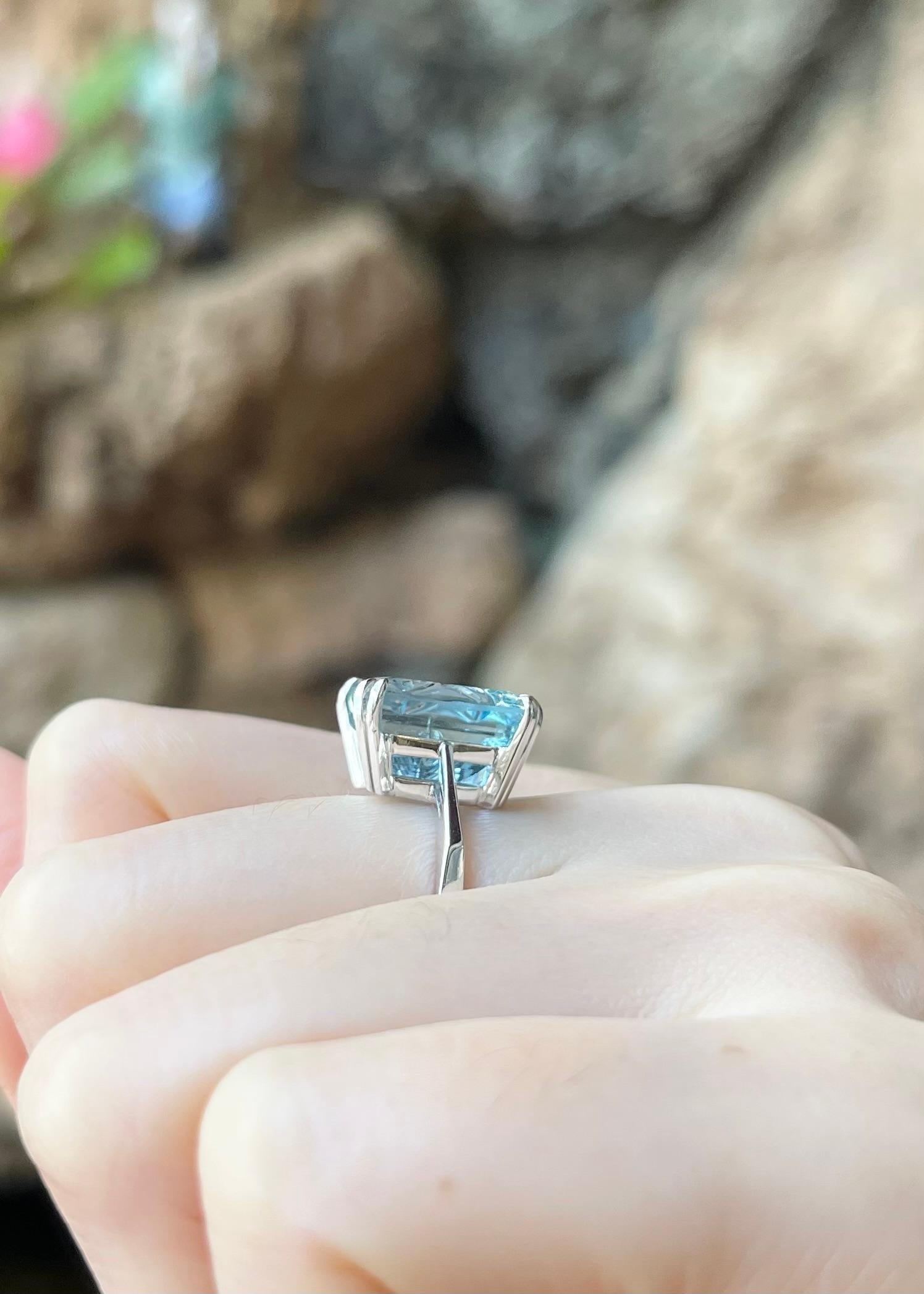 Carved Aquamarine Ring set in Platinum 900 Settings For Sale 1