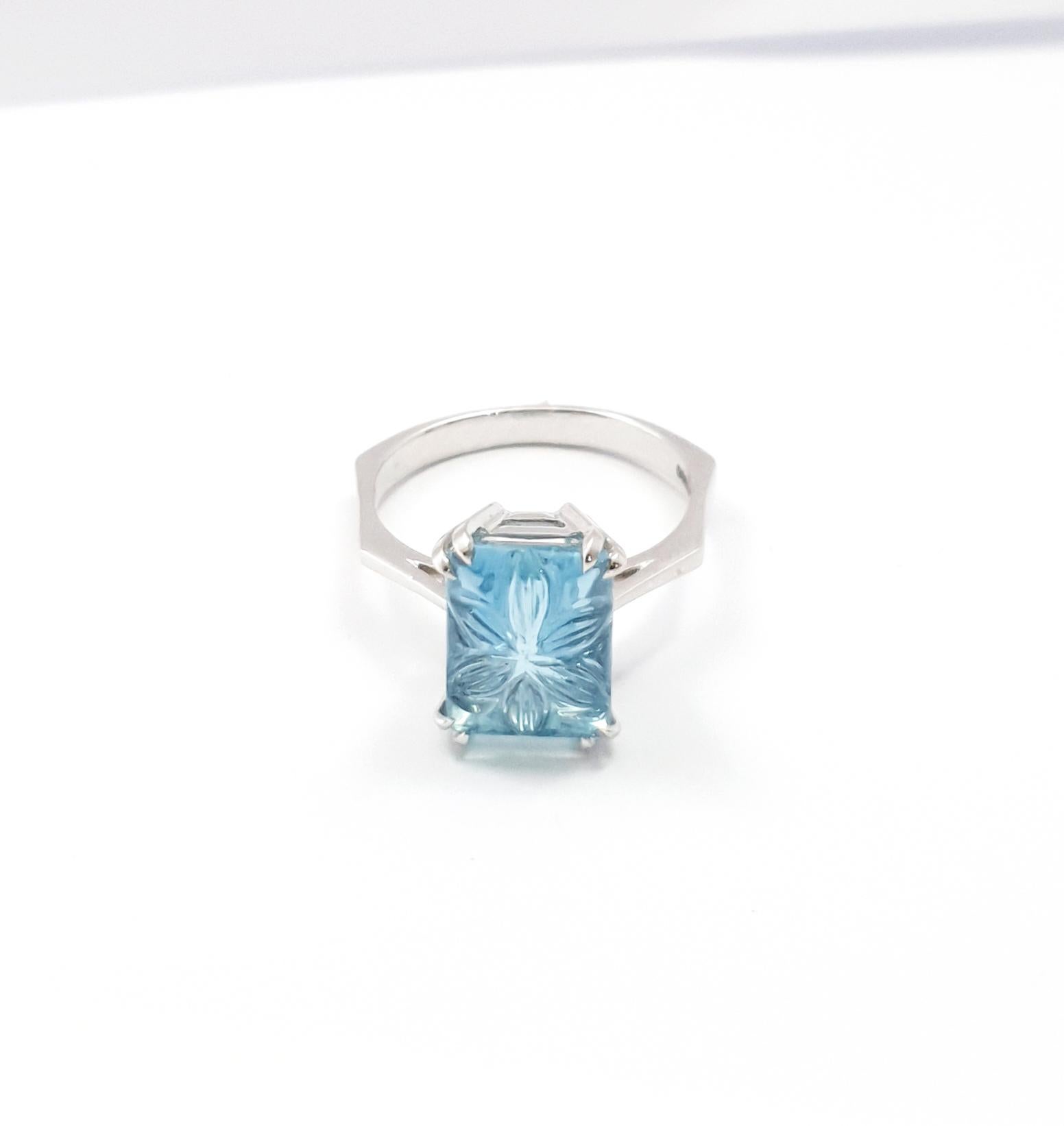 Carved Aquamarine Ring set in Platinum 900 Settings For Sale 3