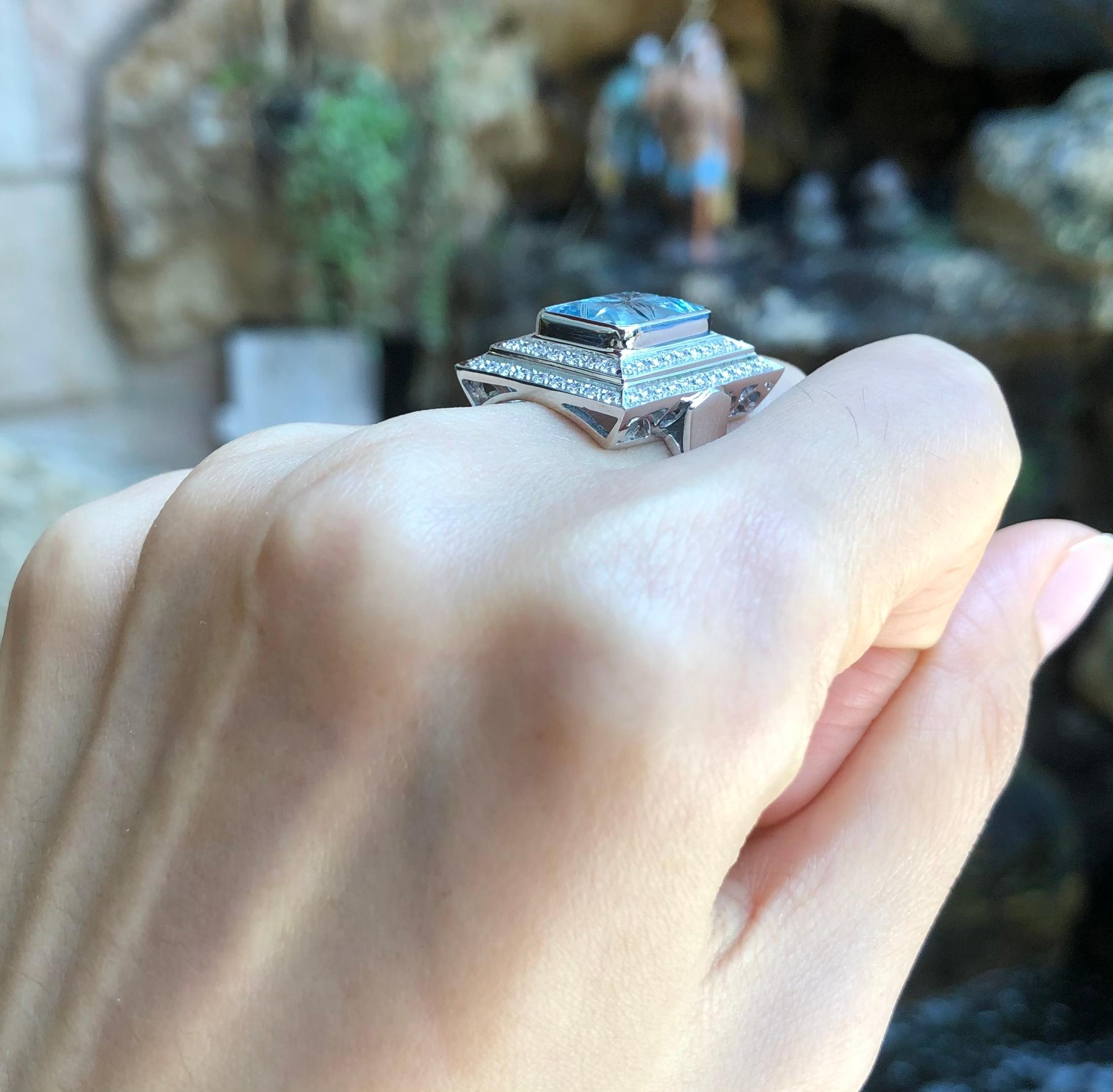 Geschnitzter Aquamarin mit Diamantring in 18 Karat Weißgoldfassung für Damen oder Herren im Angebot