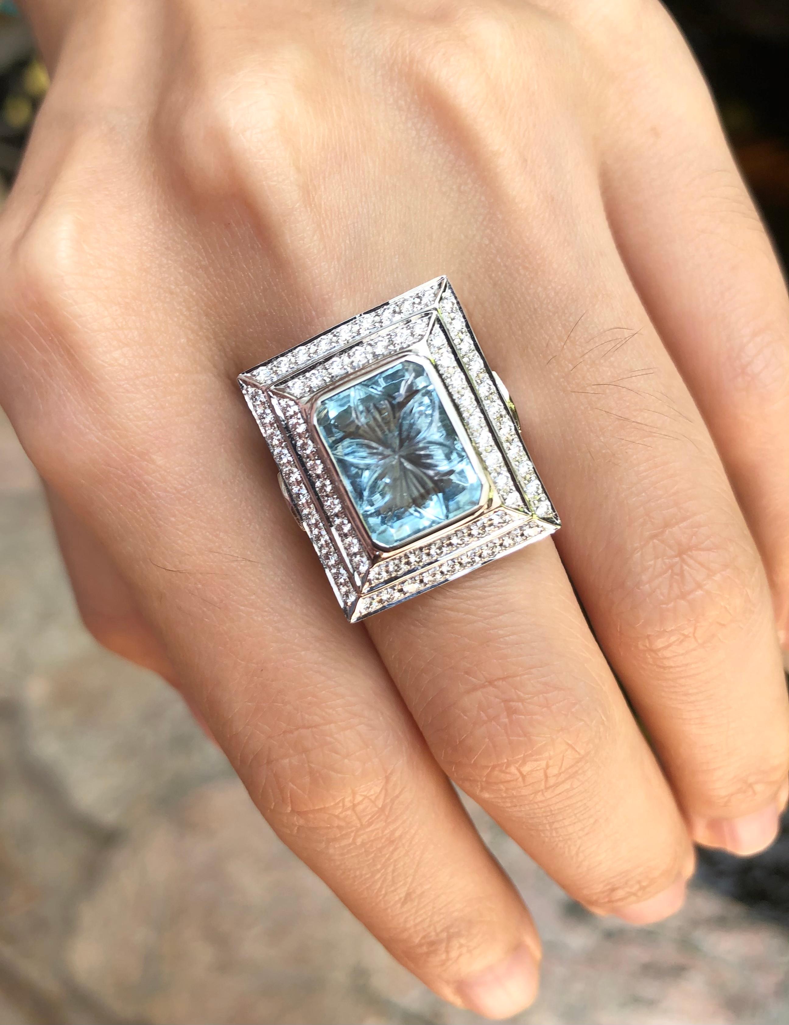 Carved Aquamarine with Diamond Ring Set in 18 Karat White Gold Settings In New Condition For Sale In Bangkok, TH