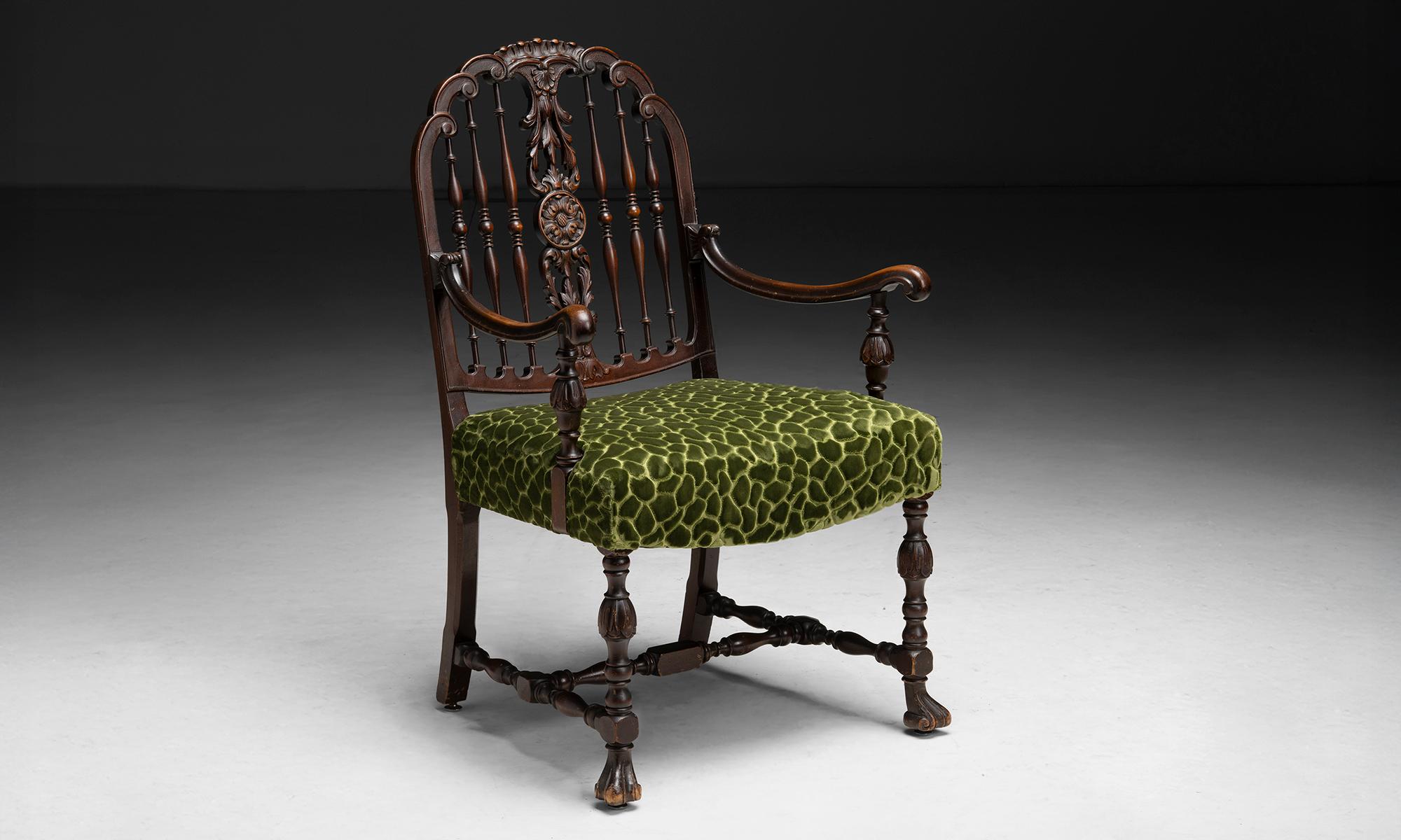 Inghilterra, 1890
Poltrona intricatamente intagliata con seduta rivestita di recente in velluto Opuzen.
25 