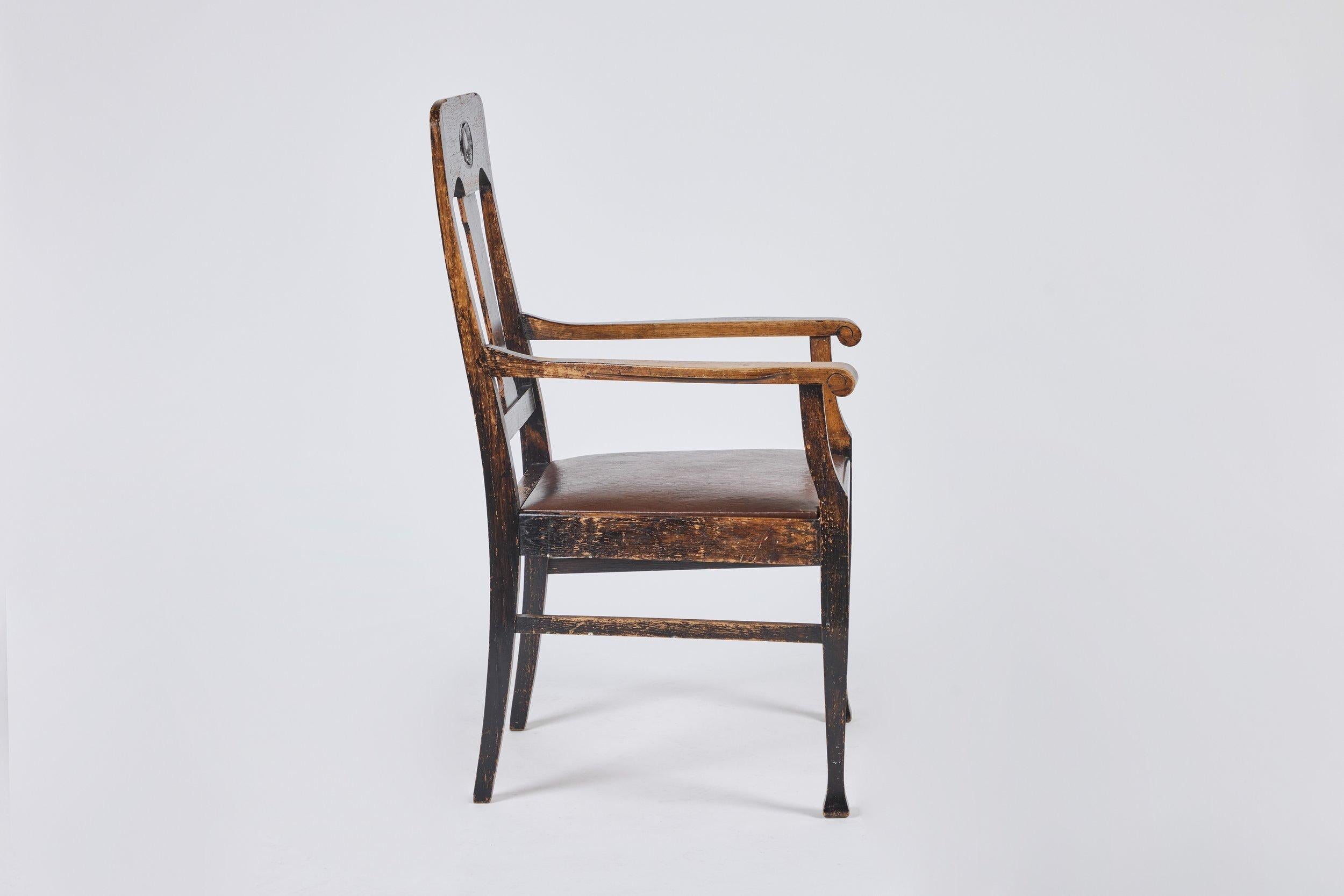  Poltrona in legno intagliato, sedile in pelle Misure 24 