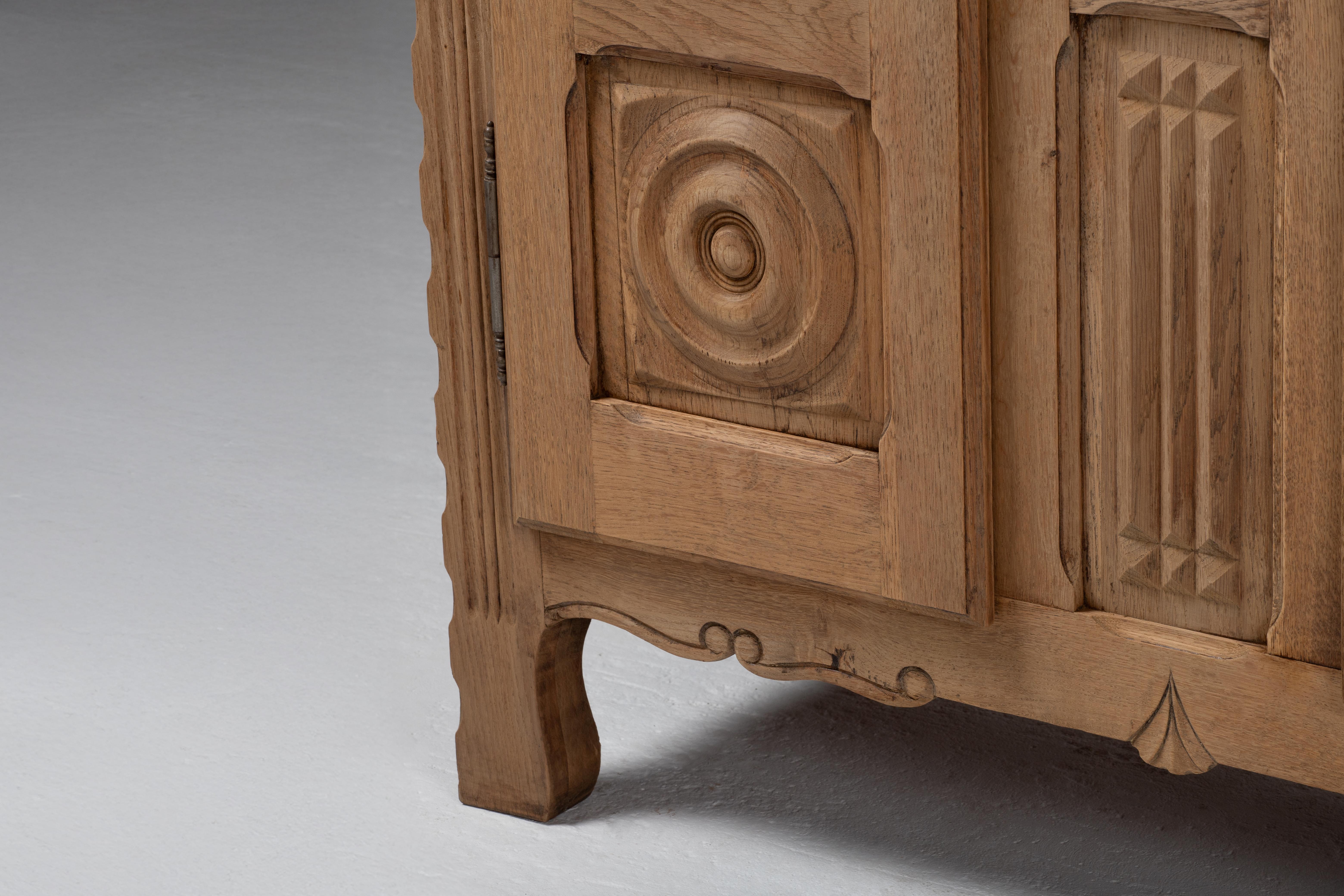 Carved Armoire in Bleached Oak, France, 1940s In Good Condition For Sale In Kaštel Sućurac, Splitsko-dalmatinska županija