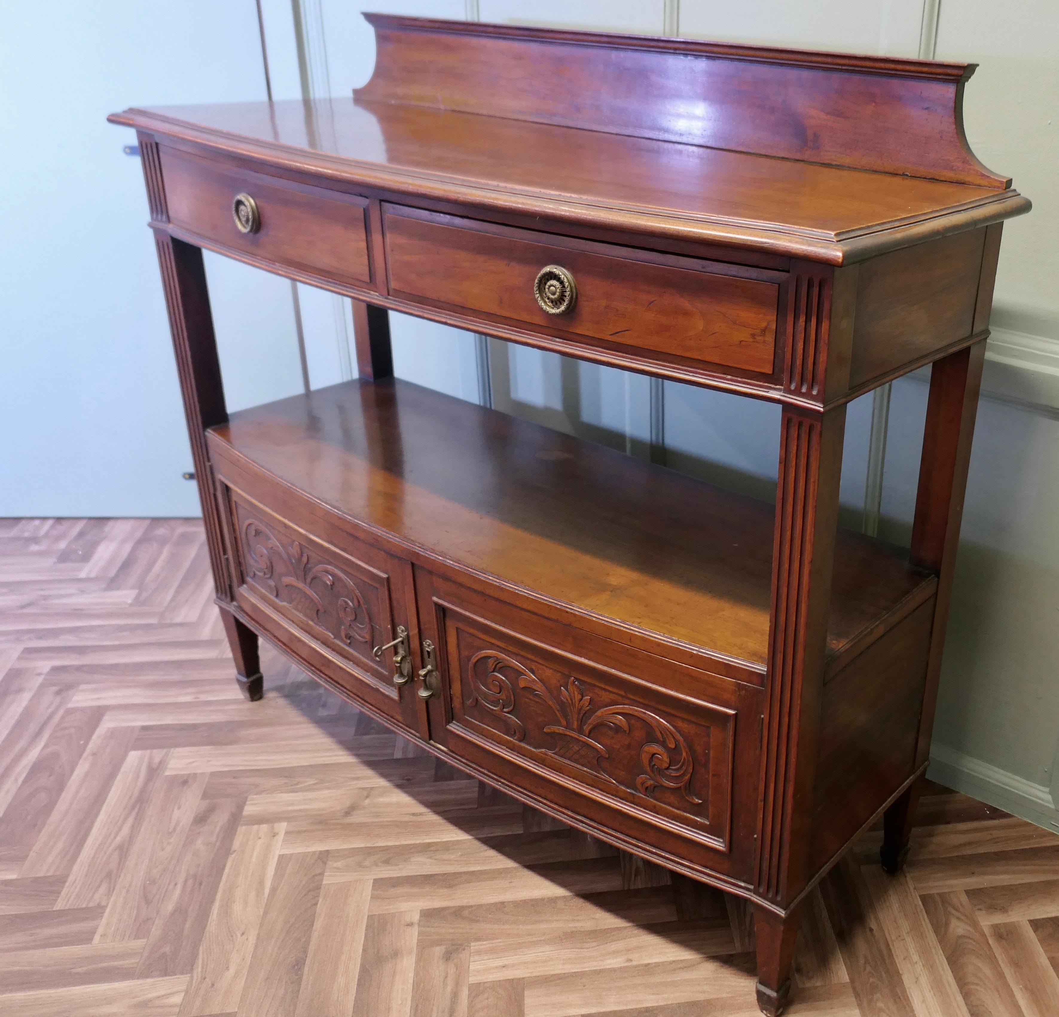 Carved Art Nouveau Walnut Side Board or Buffet In Good Condition For Sale In Godshill, Isle of Wight