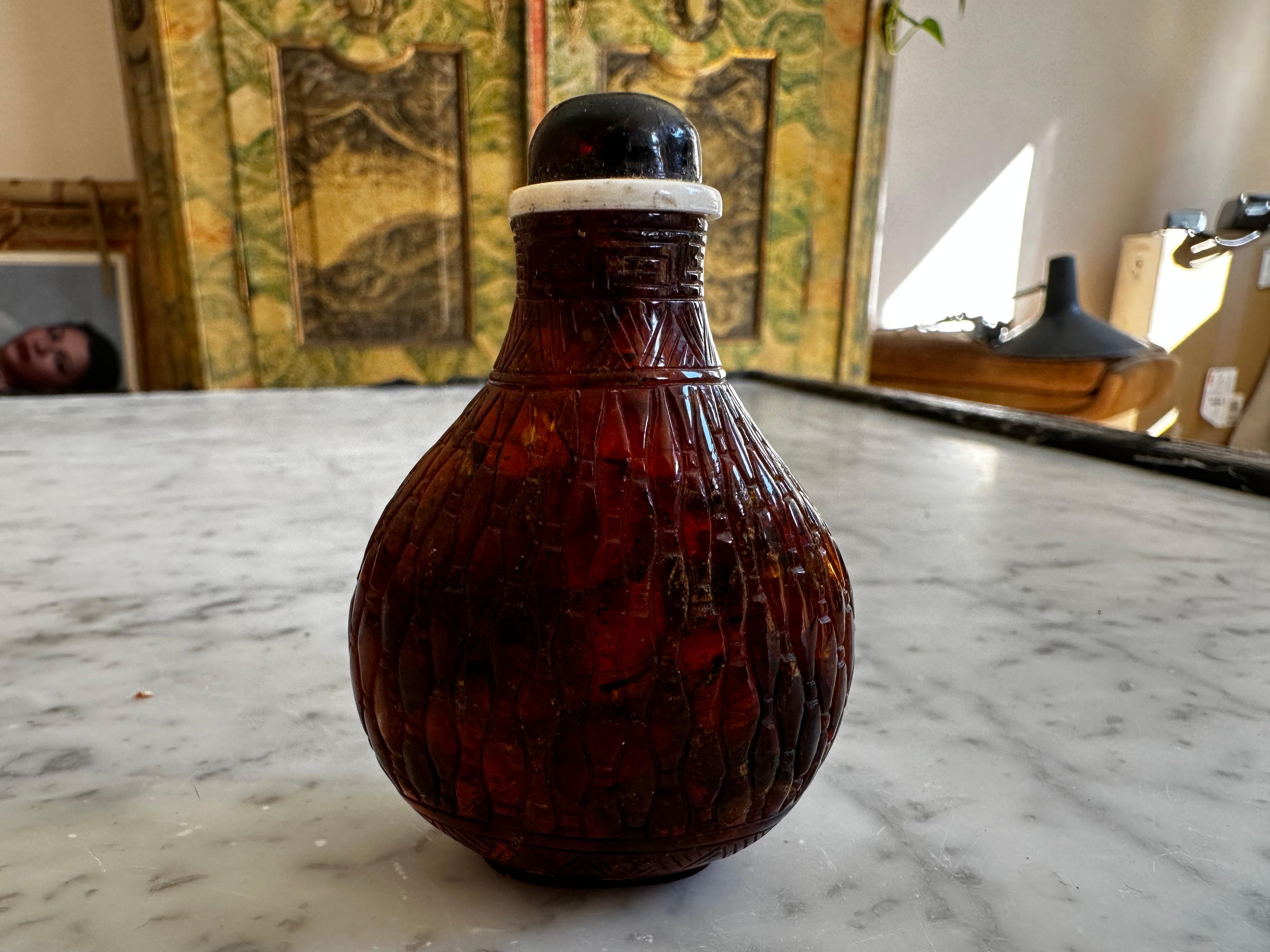 Carved Asian amber snuffbottle For Sale 6