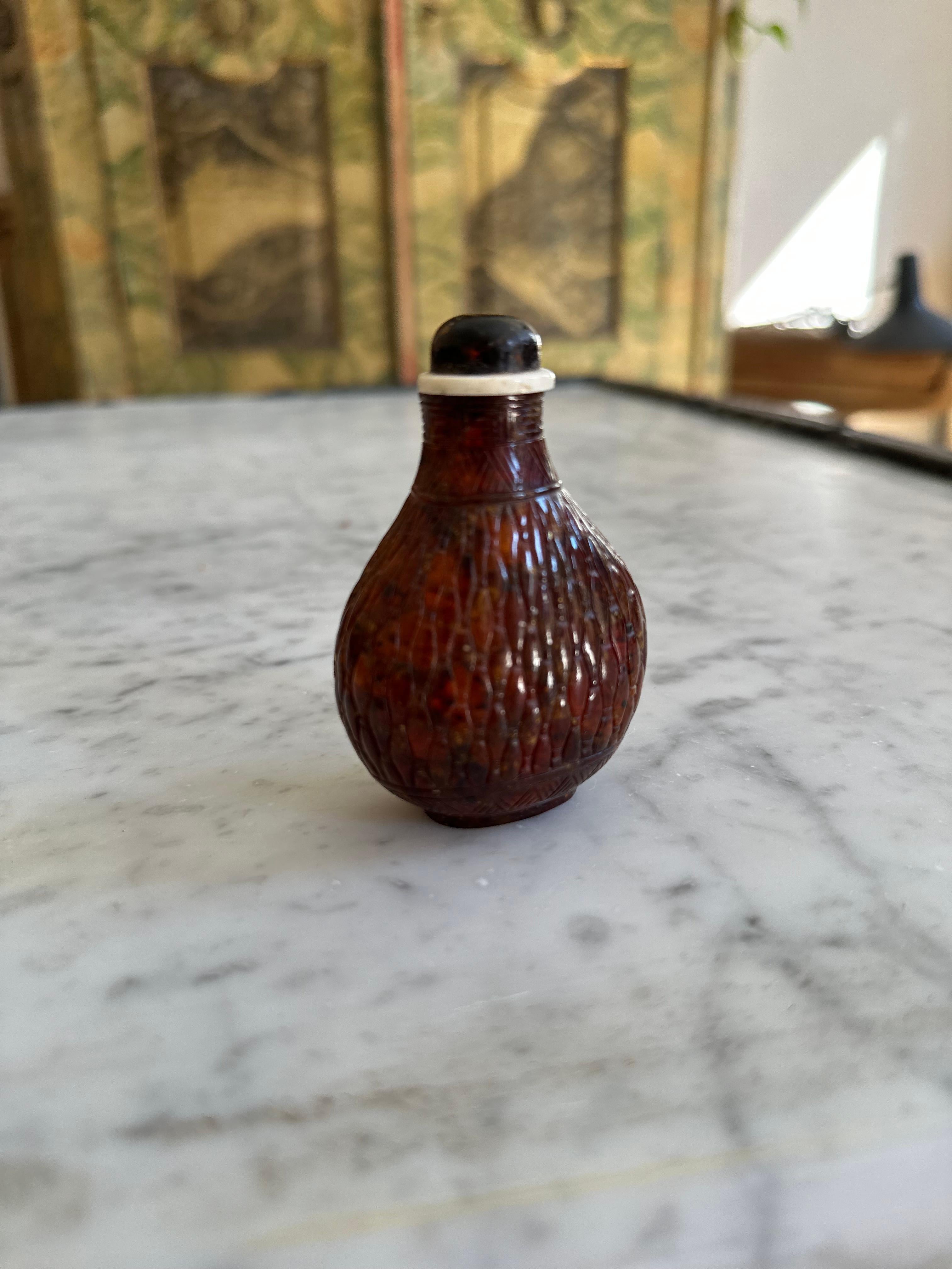 Qing Carved Asian amber snuffbottle For Sale