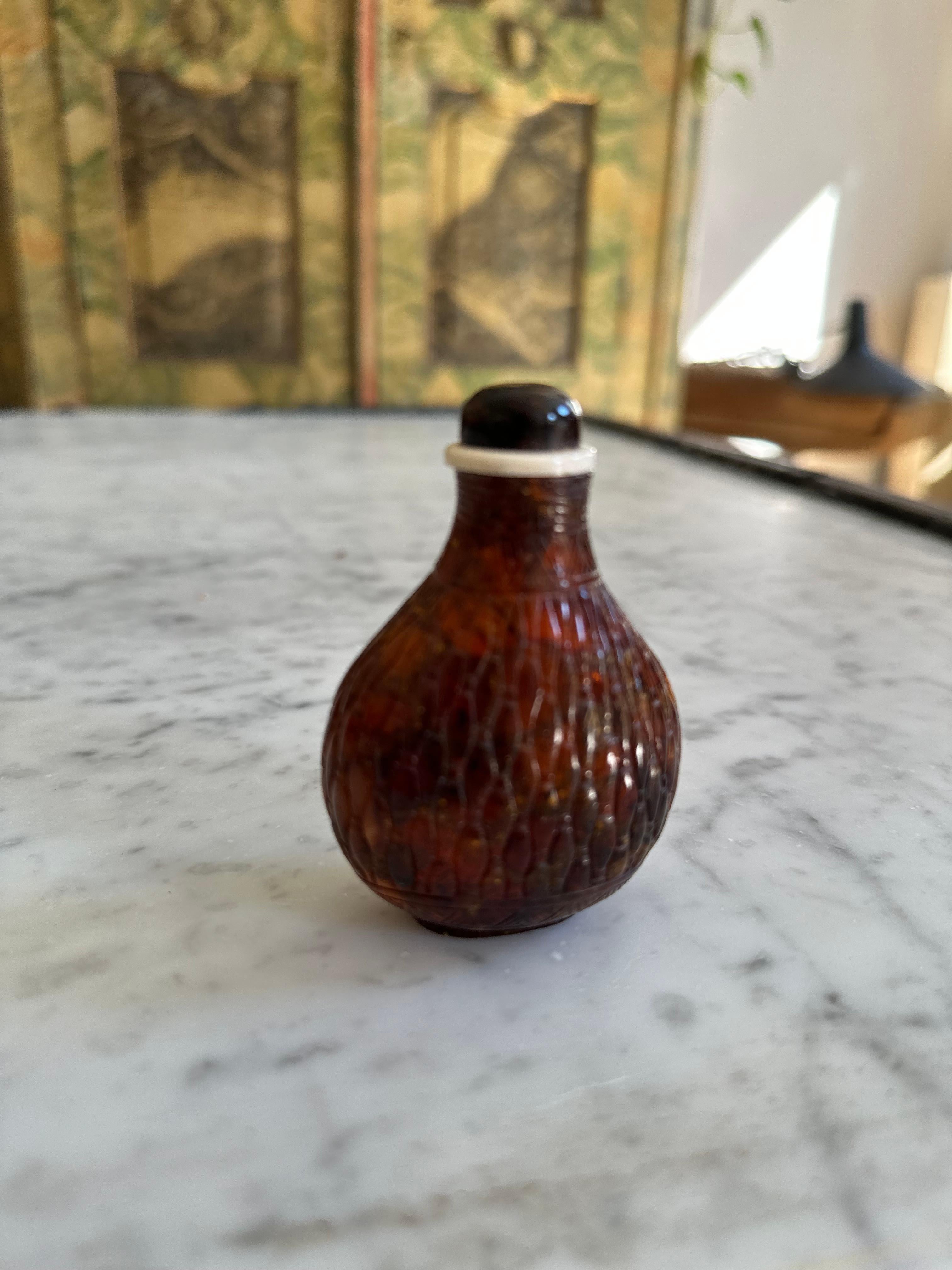Carved Asian amber snuffbottle In Good Condition For Sale In Hamburg, DE