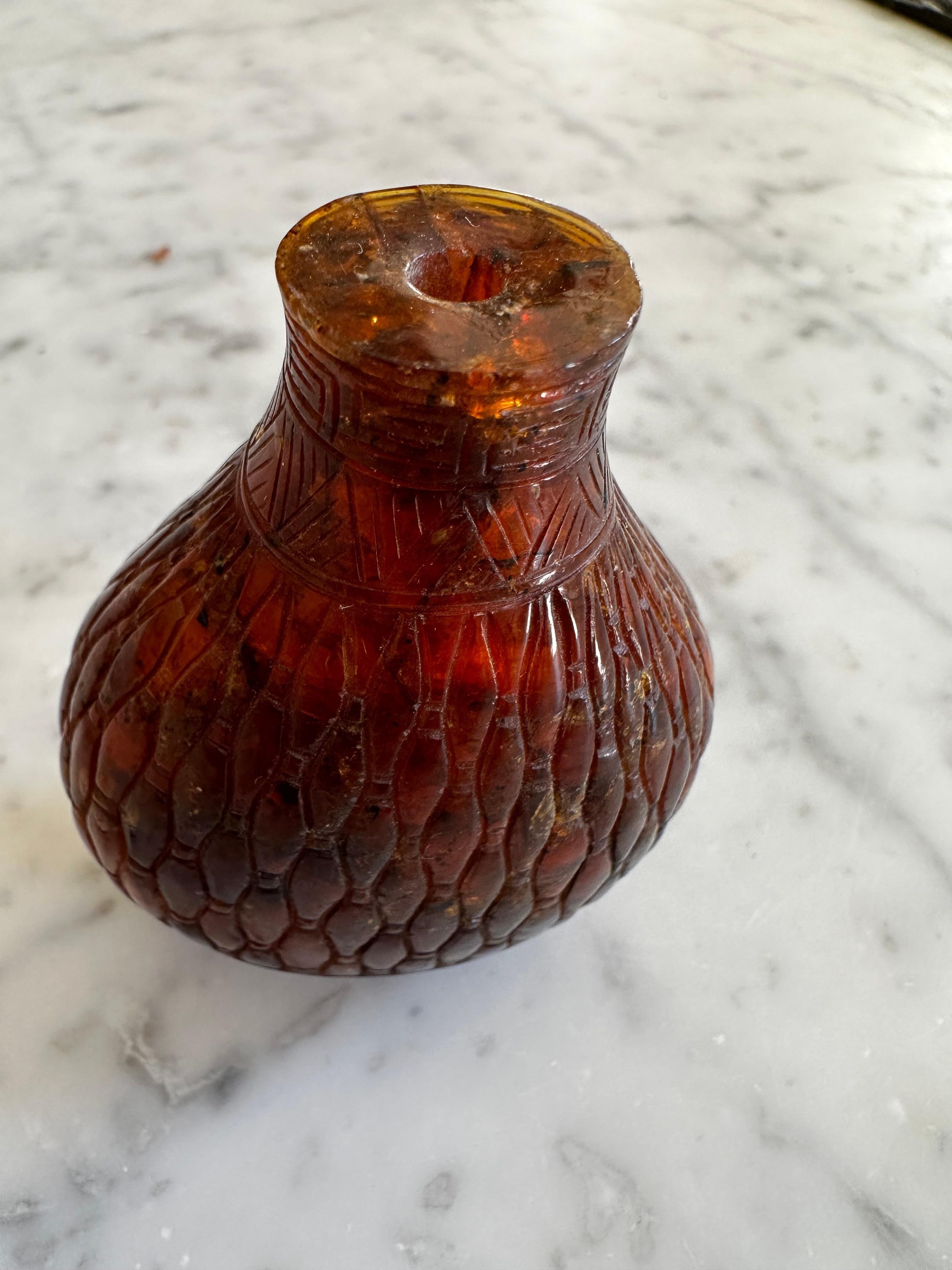Carved Asian amber snuffbottle For Sale 2