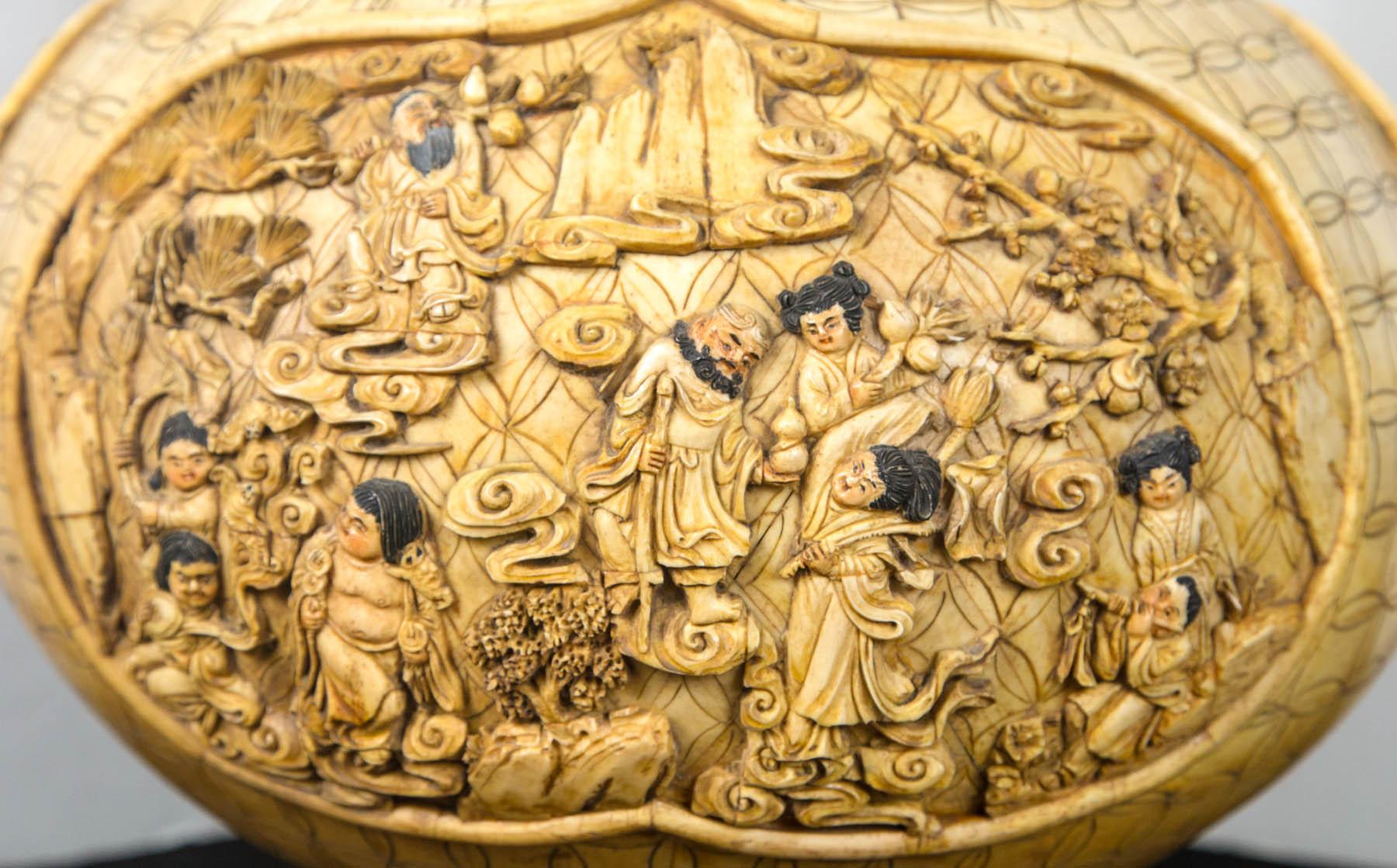 Asiatique Vase en os asiatique sculpté en vente