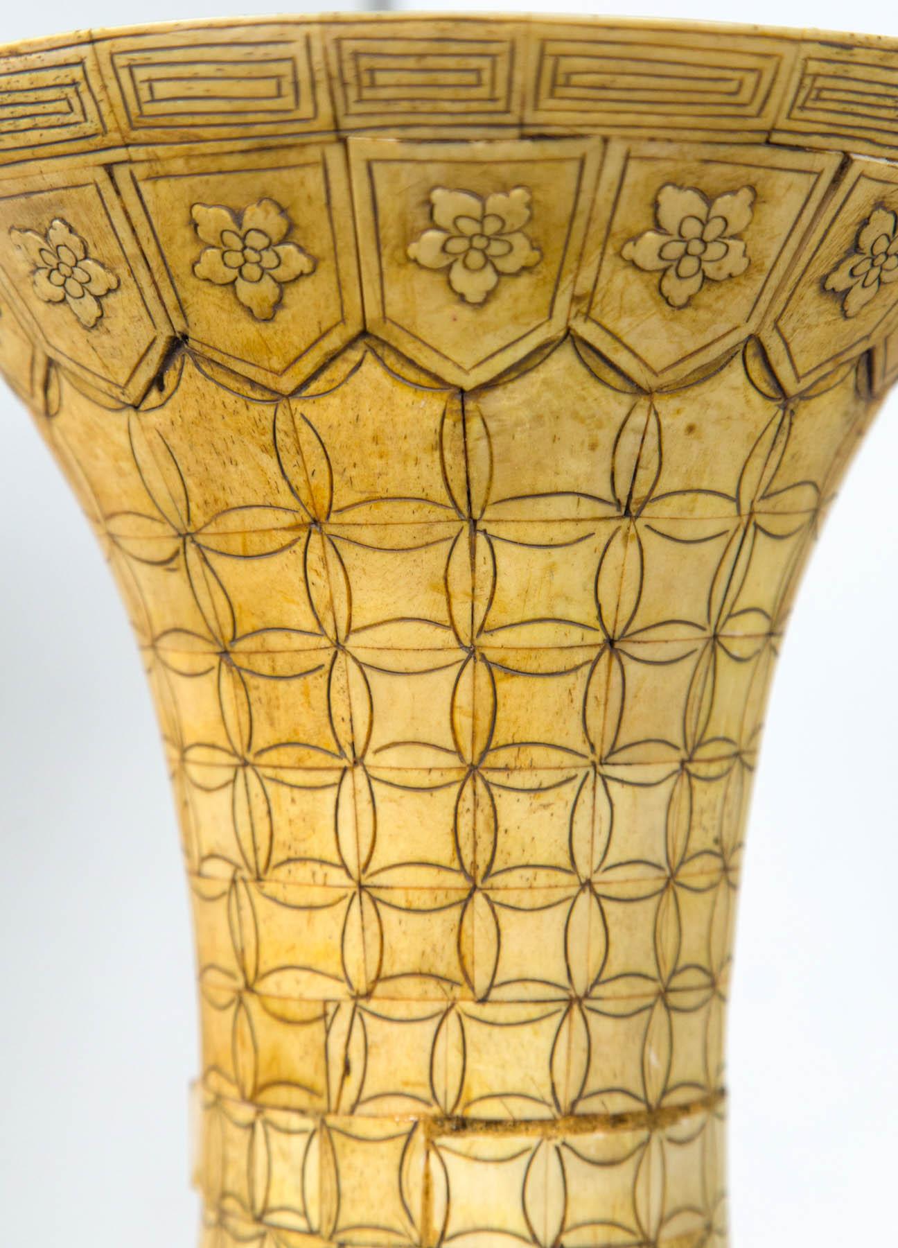 Sculpté à la main Vase en os asiatique sculpté en vente
