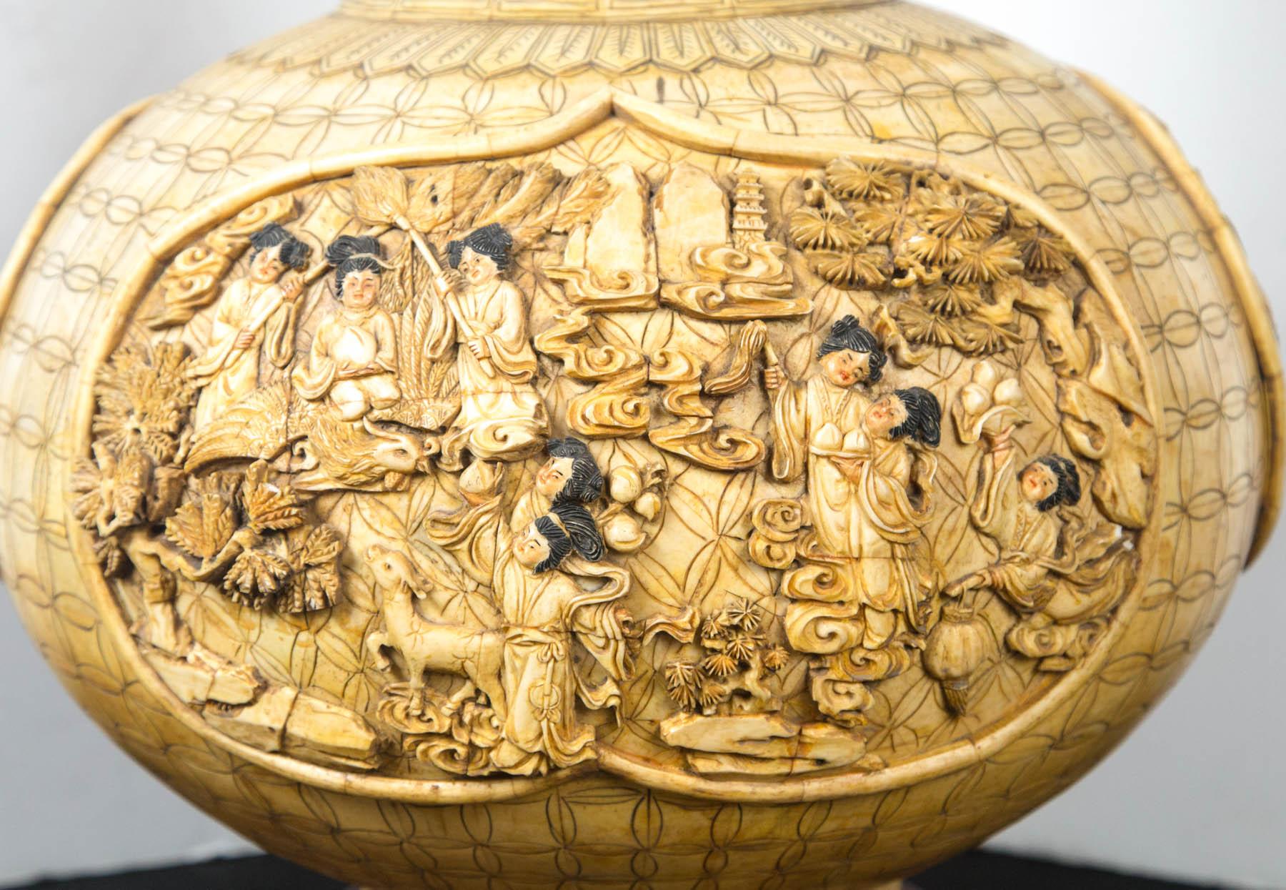 Vase en os asiatique sculpté Bon état - En vente à Woodbury, CT