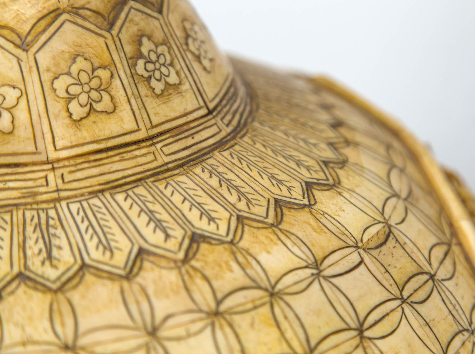 20ième siècle Vase en os asiatique sculpté en vente