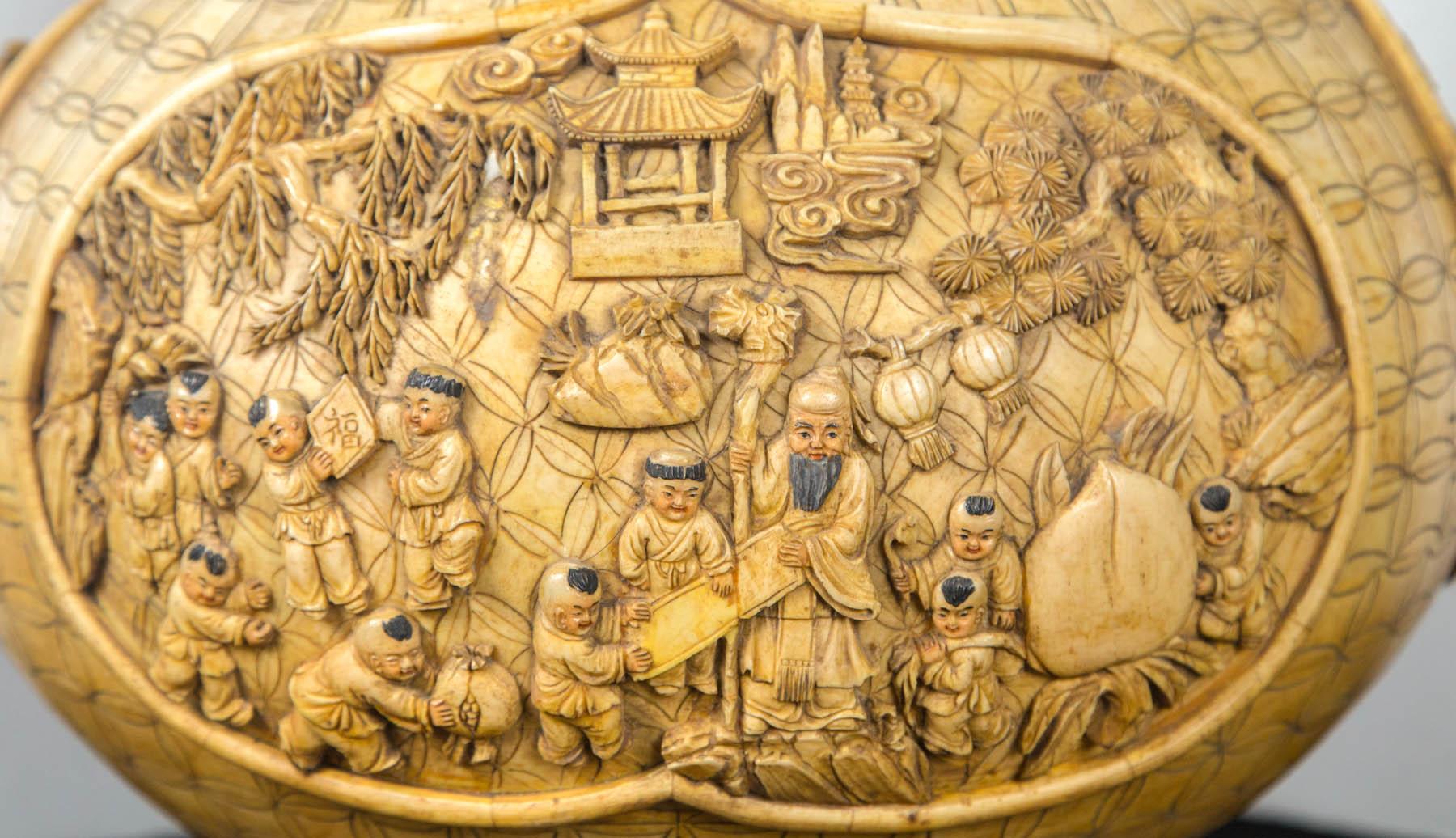 Os Vase en os asiatique sculpté en vente