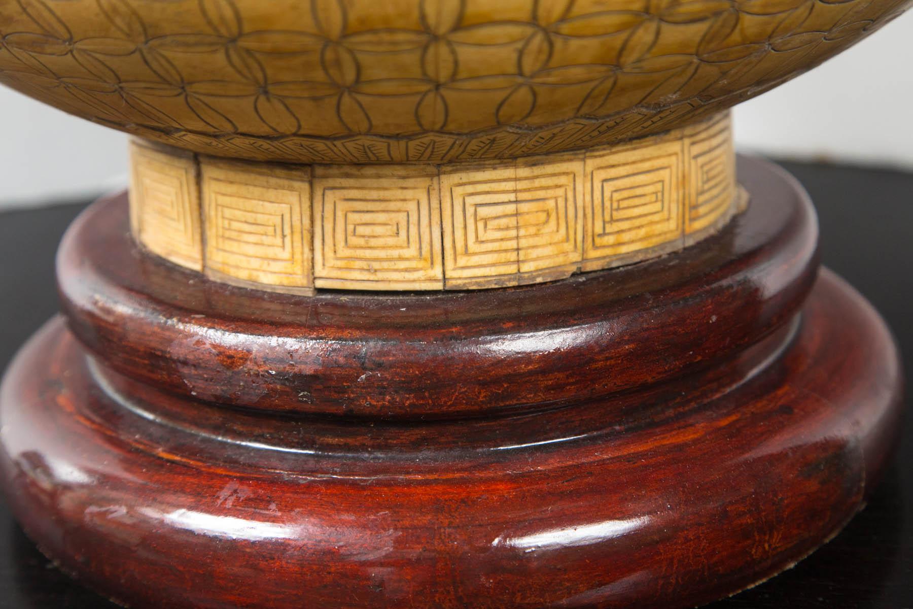 Vase en os asiatique sculpté en vente 1