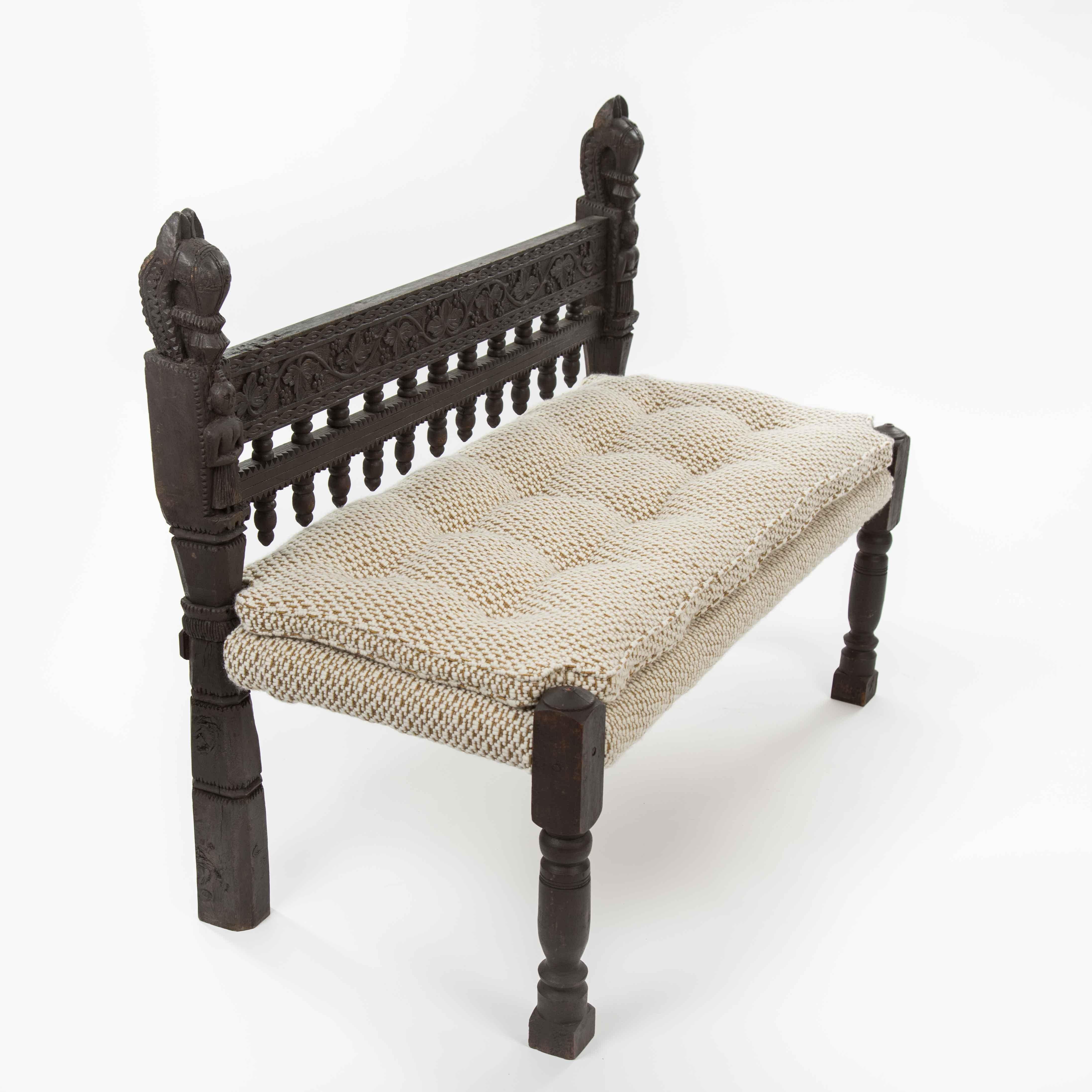 Banco / Sofá Asiático de Madera Tallada Elementos de Decoración Floral Myanmar Años 20 en venta 3