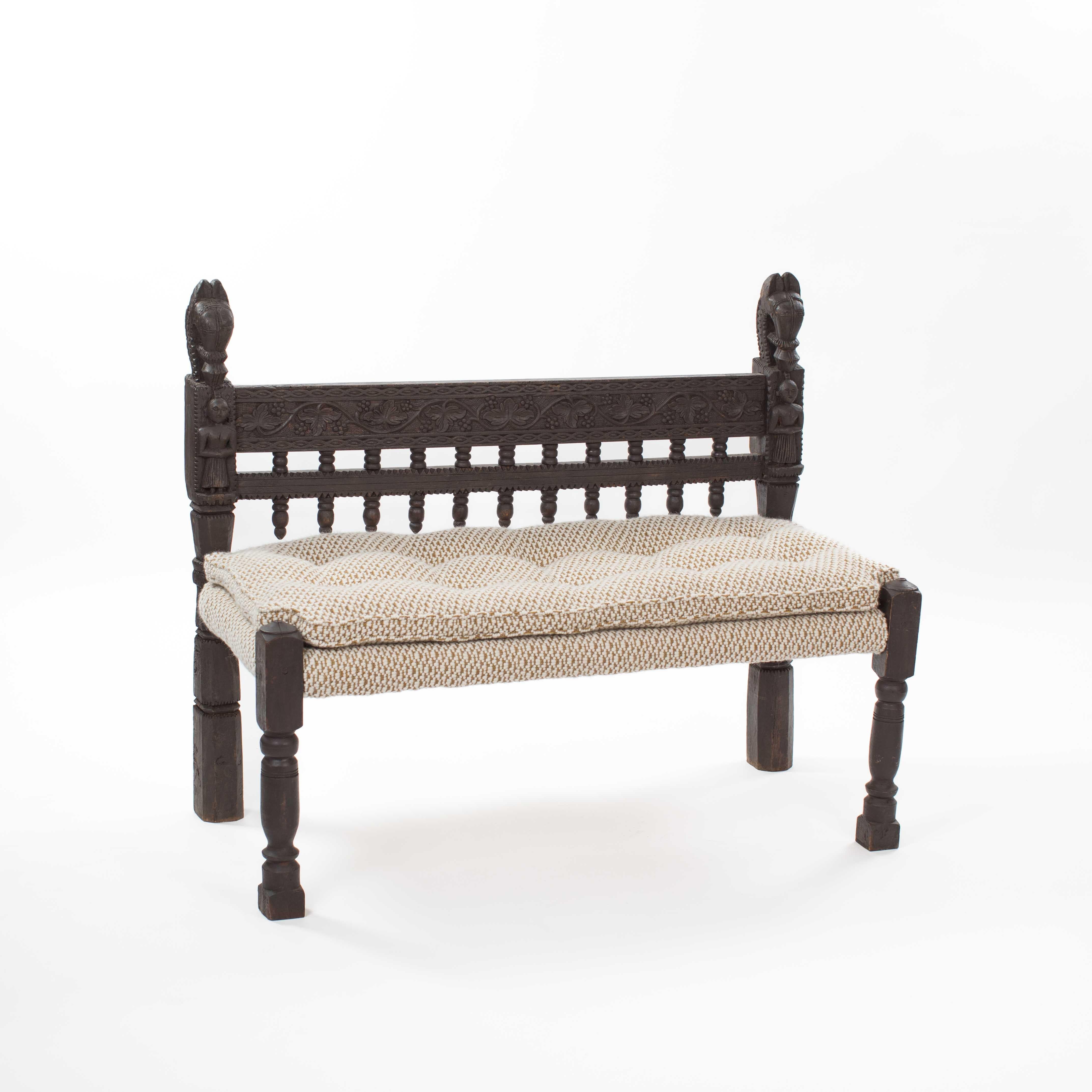 Banco / Sofá Asiático de Madera Tallada Elementos de Decoración Floral Myanmar Años 20 en venta 4