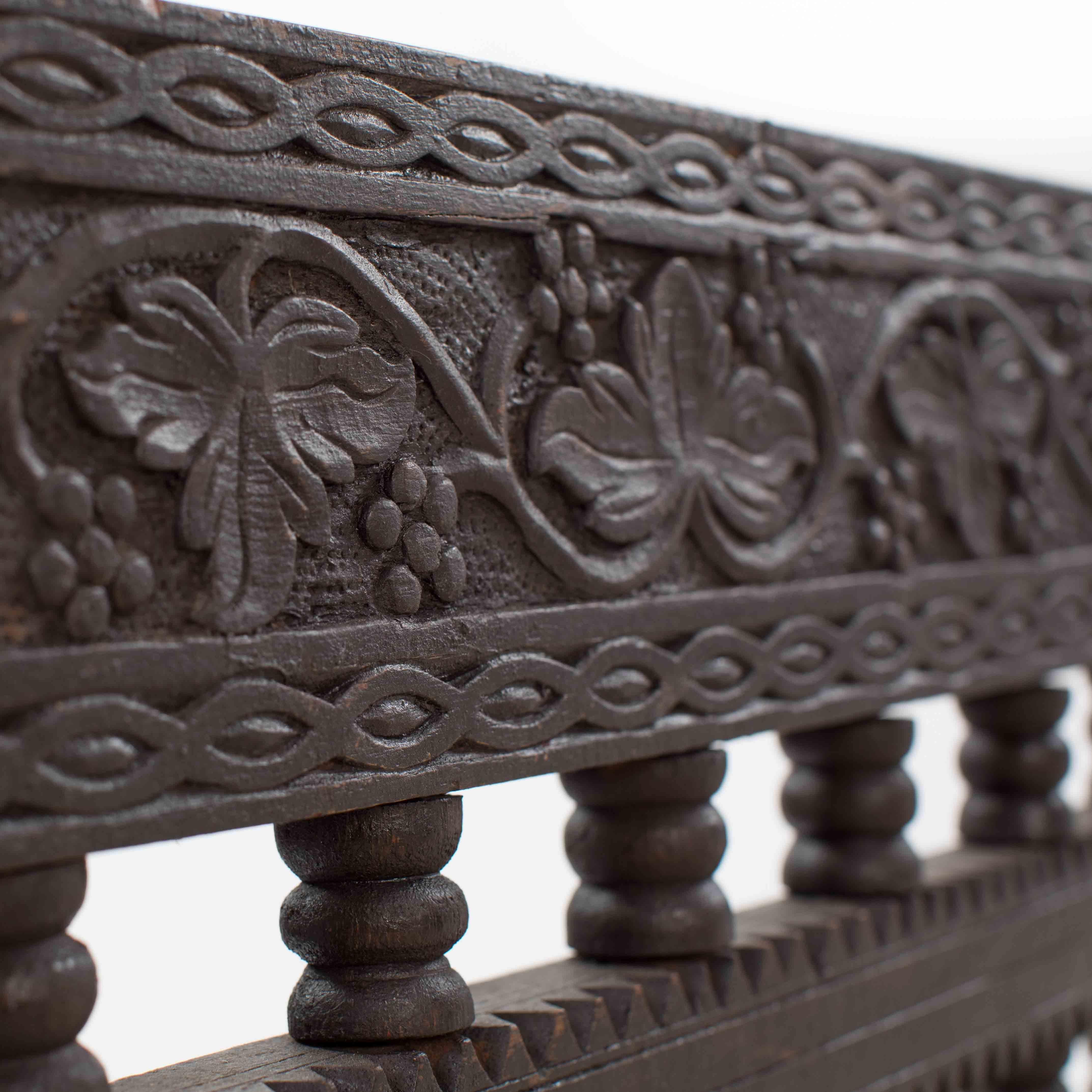 Banco / Sofá Asiático de Madera Tallada Elementos de Decoración Floral Myanmar Años 20 en venta 8