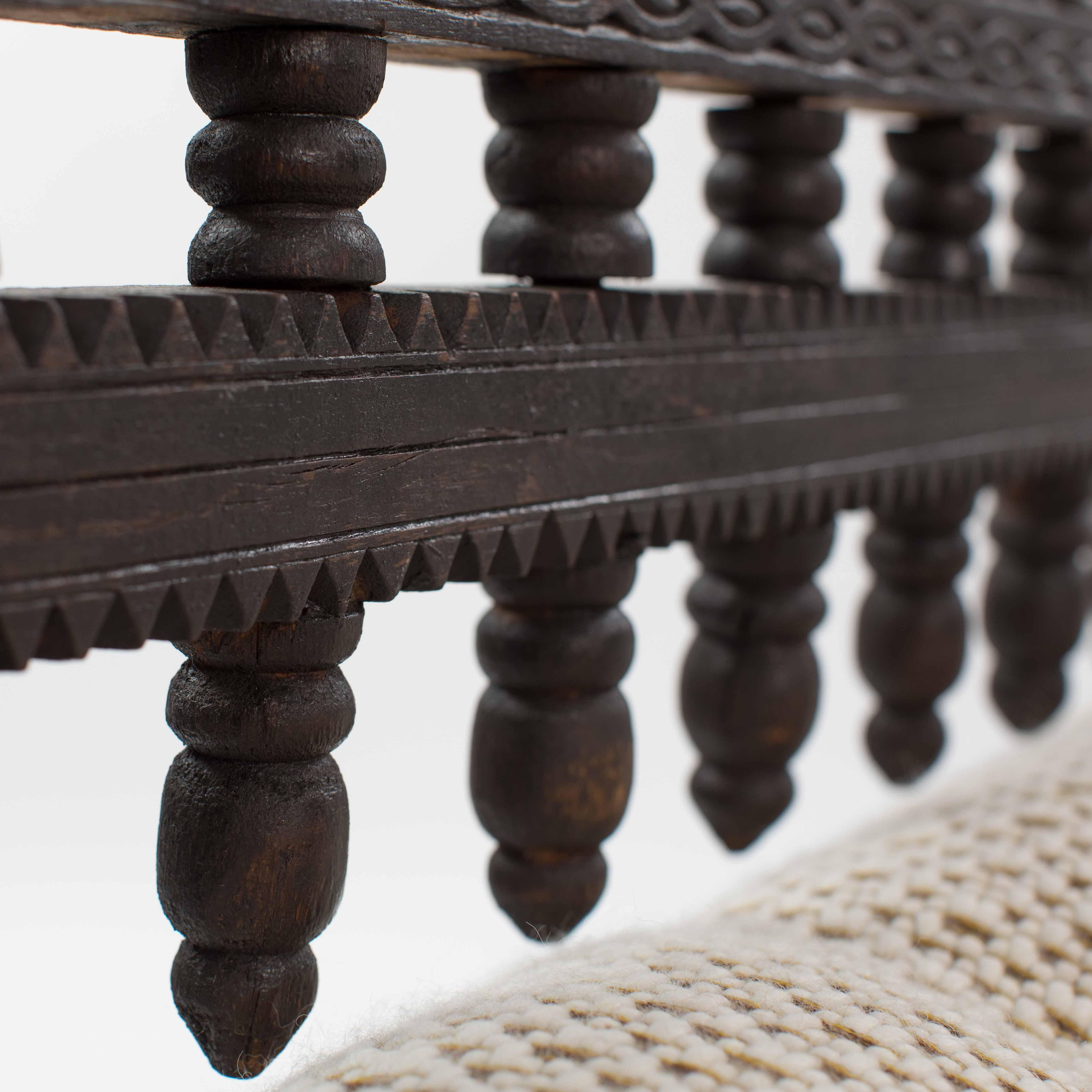 Banco / Sofá Asiático de Madera Tallada Elementos de Decoración Floral Myanmar Años 20 en venta 9