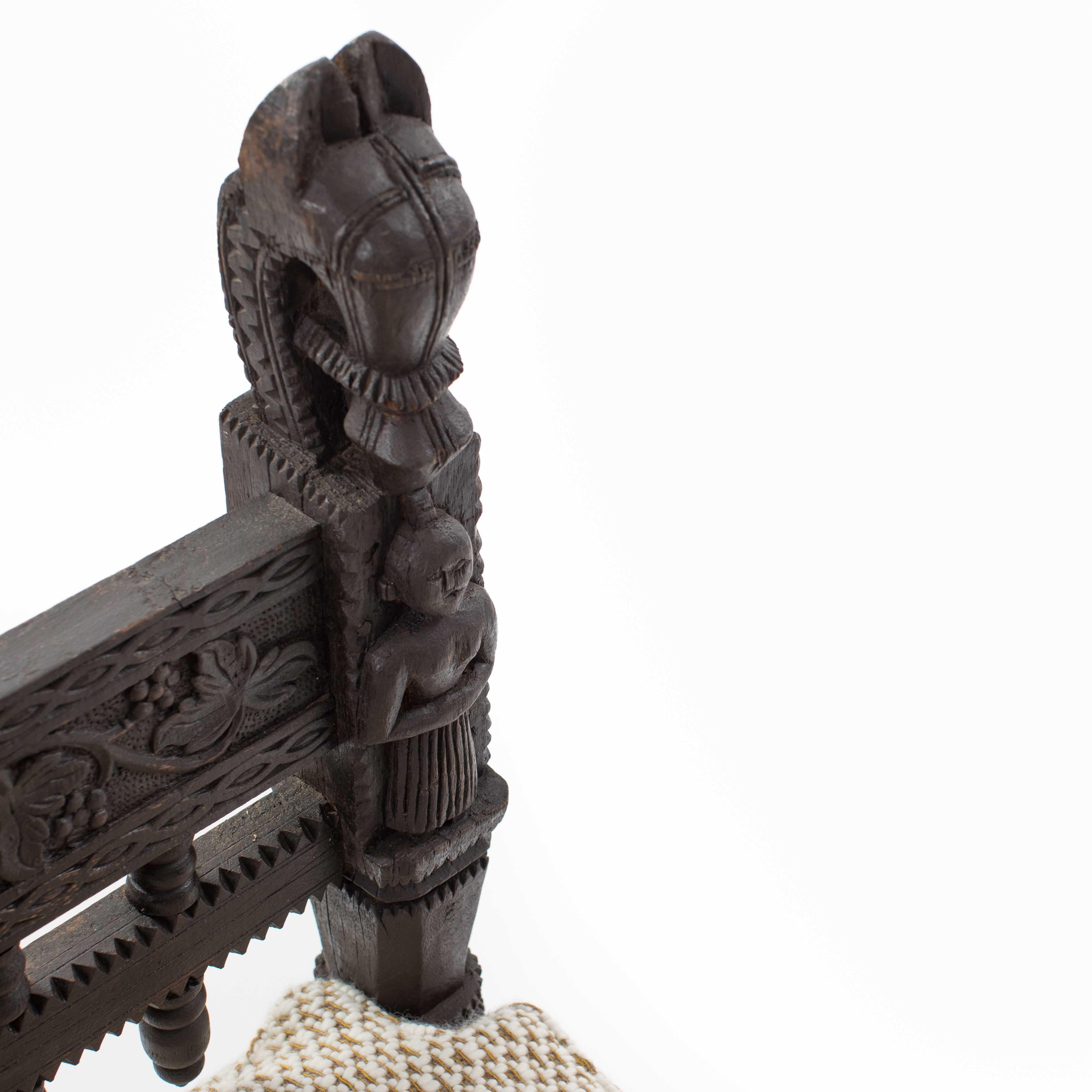 Banco / Sofá Asiático de Madera Tallada Elementos de Decoración Floral Myanmar Años 20 en venta 11