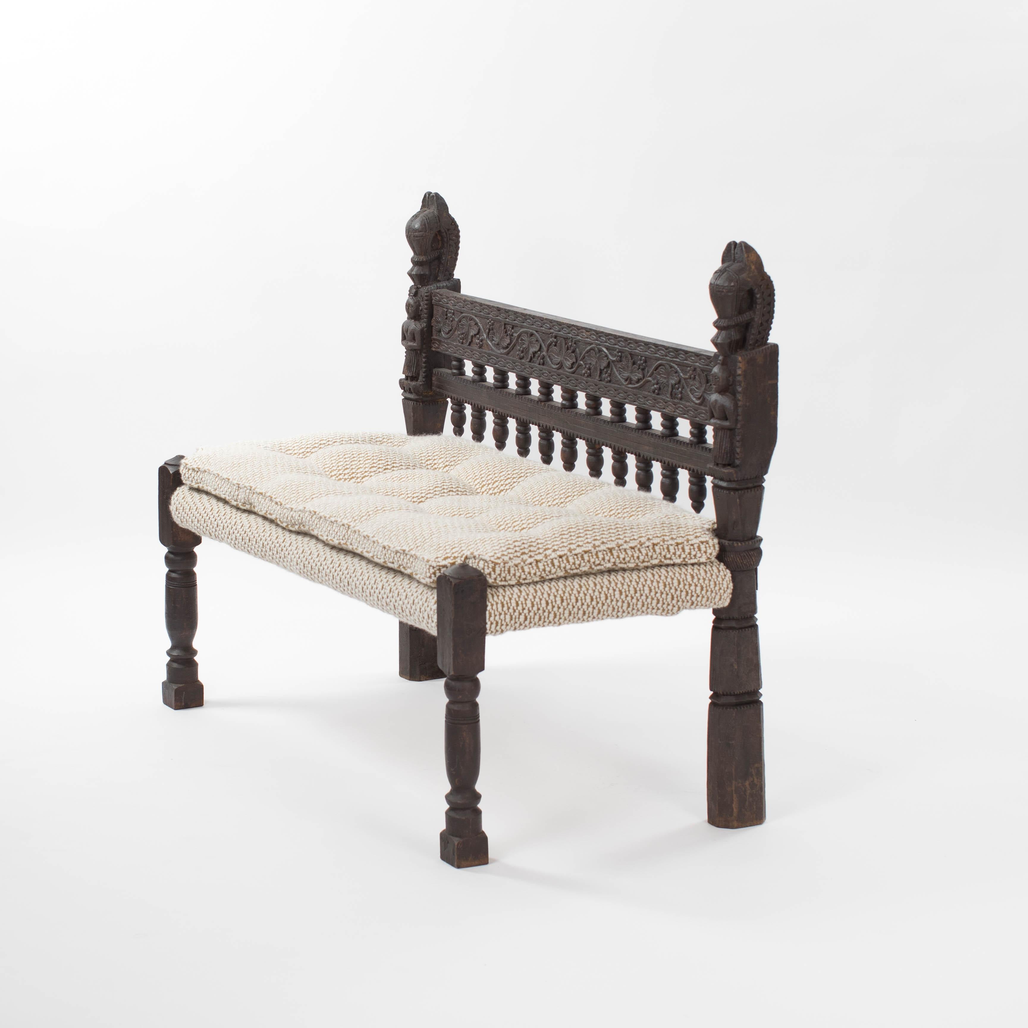 Banco / Sofá Asiático de Madera Tallada Elementos de Decoración Floral Myanmar Años 20 Arte popular en venta