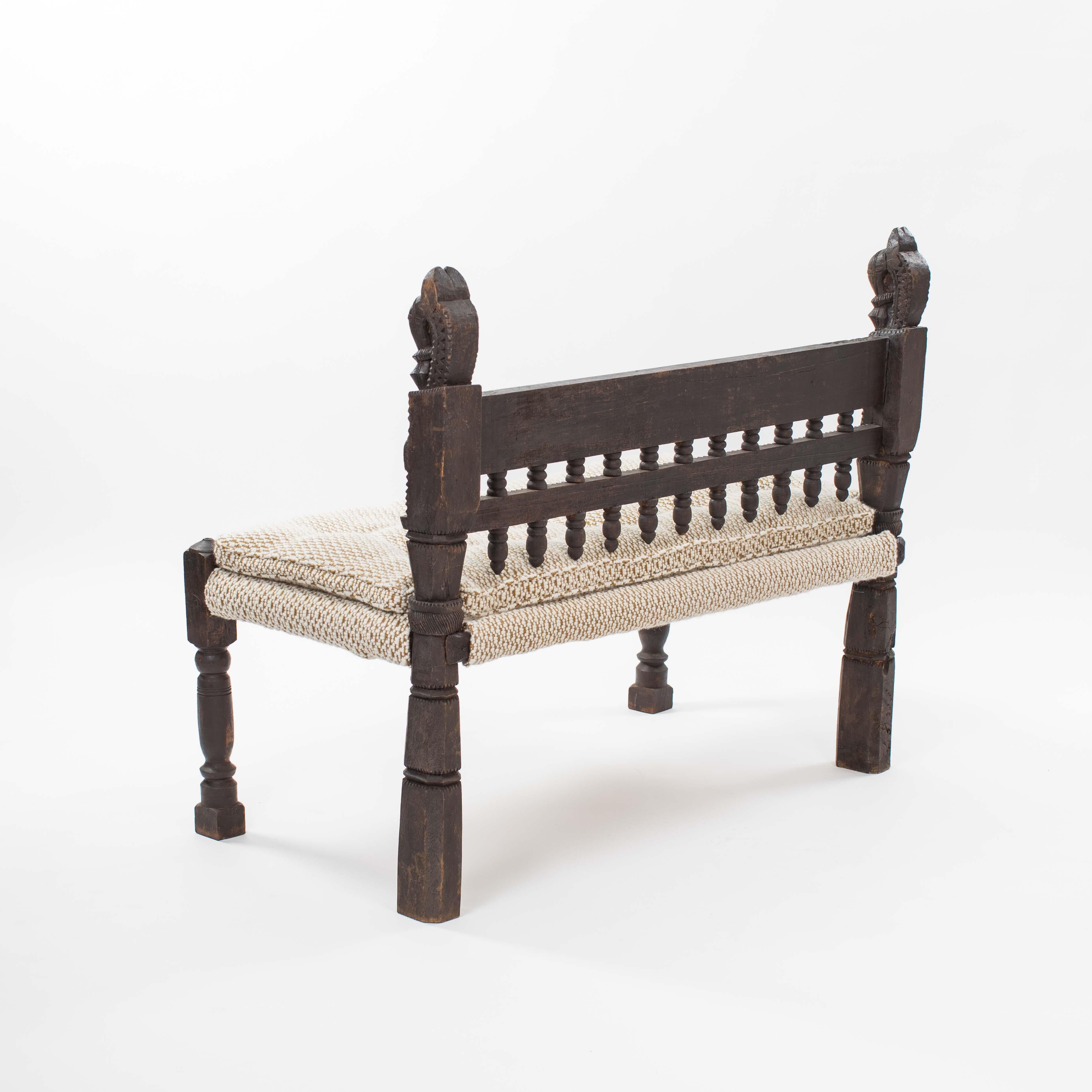 Banco / Sofá Asiático de Madera Tallada Elementos de Decoración Floral Myanmar Años 20 Hecho a mano en venta