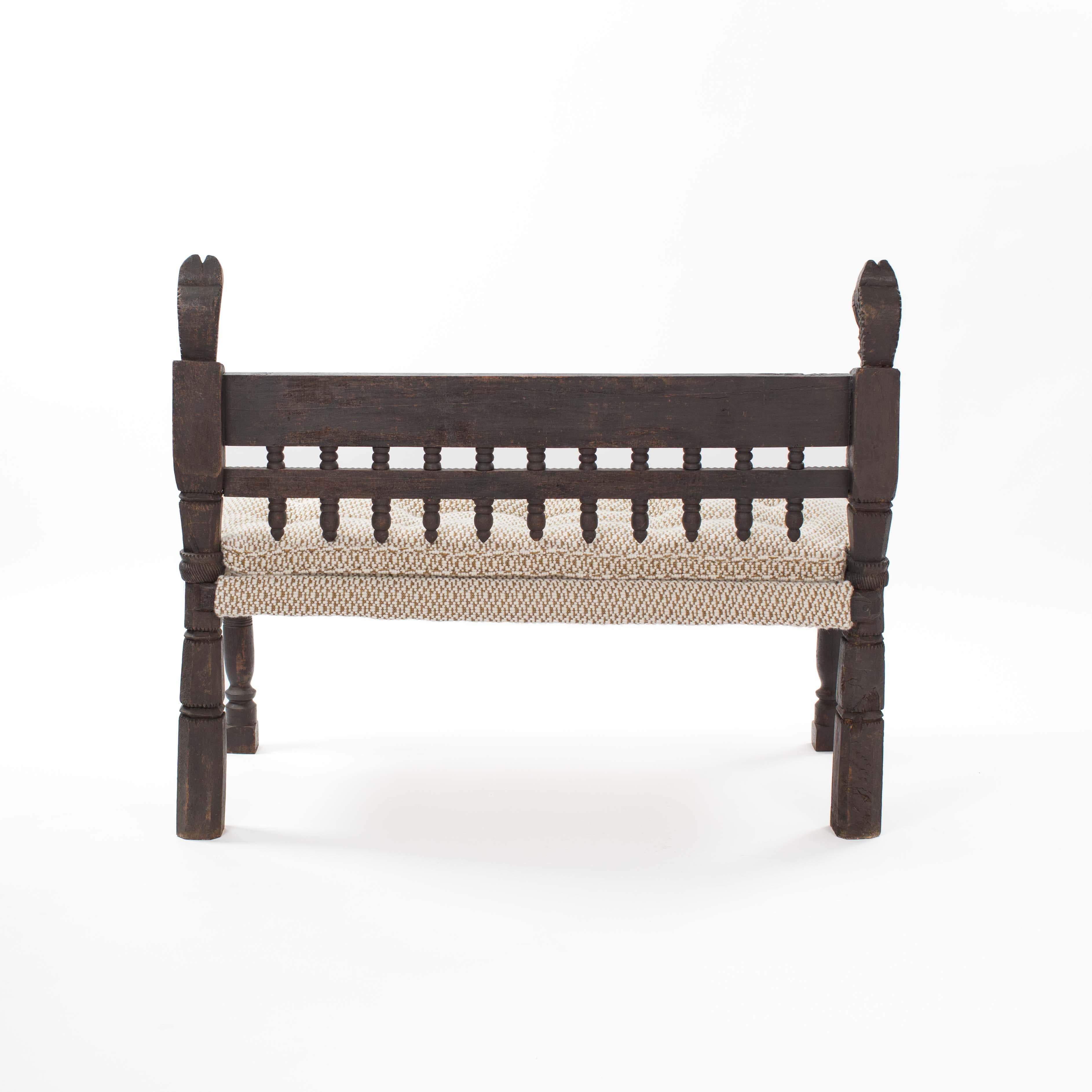 Banco / Sofá Asiático de Madera Tallada Elementos de Decoración Floral Myanmar Años 20 en Bueno estado para la venta en Salzburg, AT