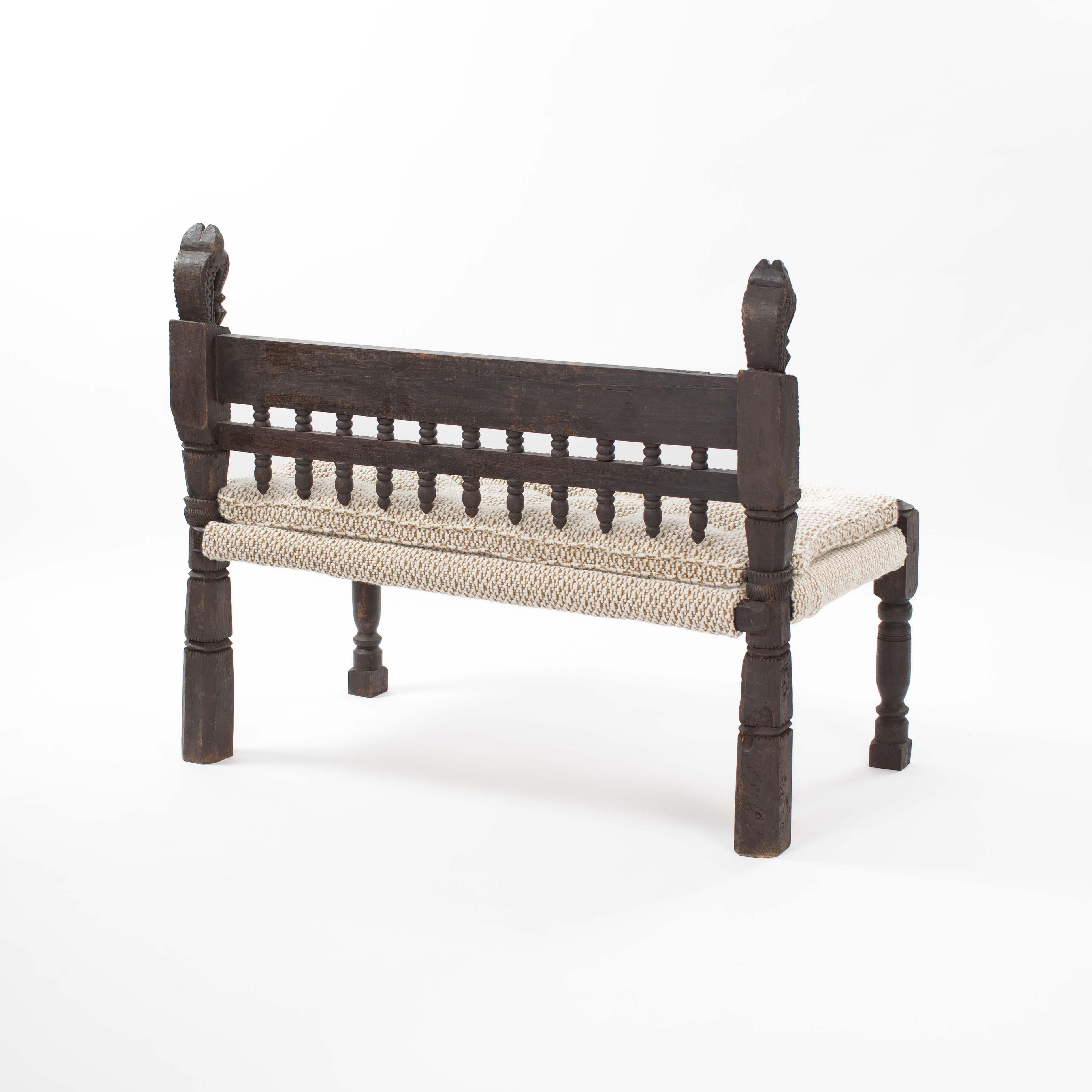 Banco / Sofá Asiático de Madera Tallada Elementos de Decoración Floral Myanmar Años 20 principios del siglo XX en venta