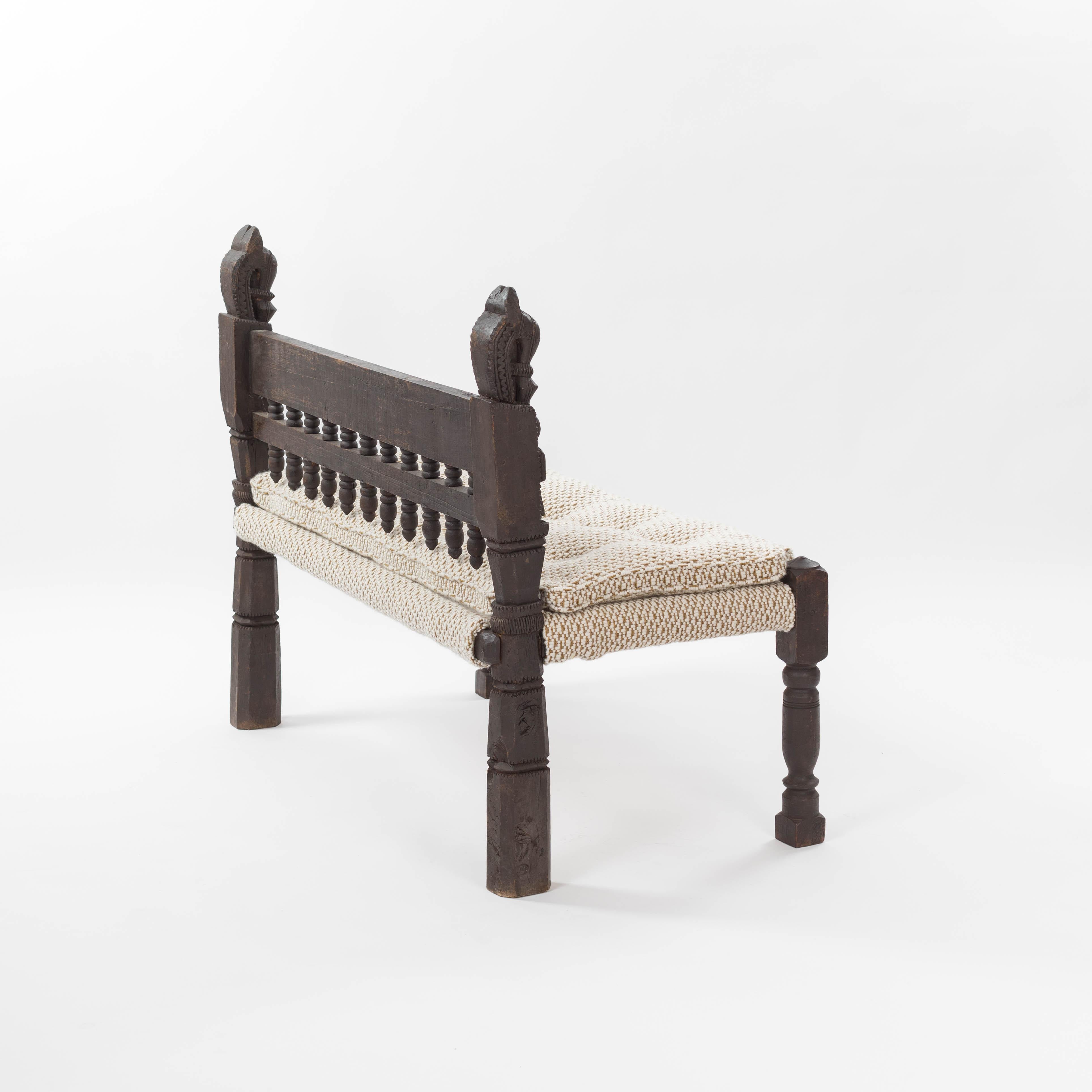 Banco / Sofá Asiático de Madera Tallada Elementos de Decoración Floral Myanmar Años 20 en venta 1