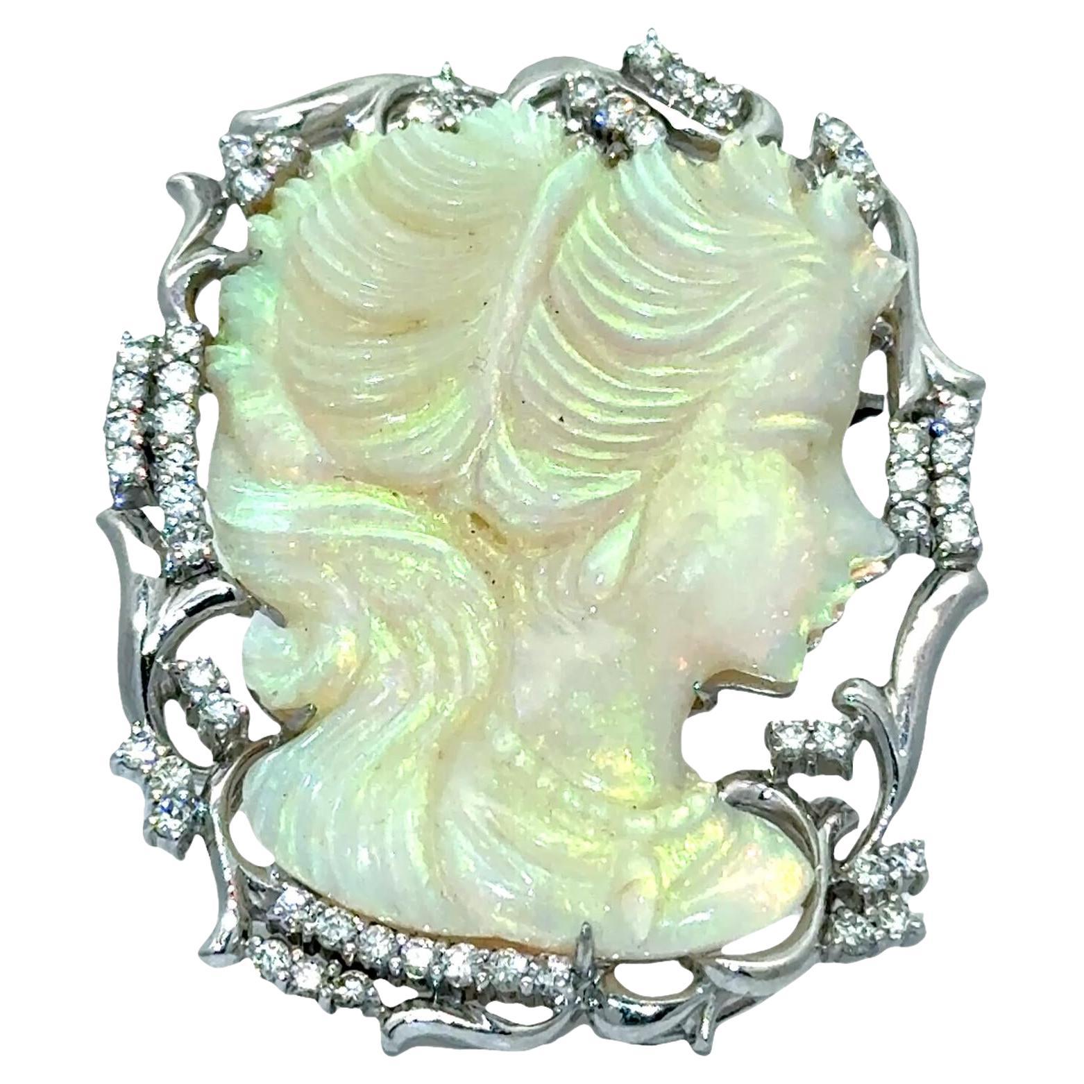 Spilla con cammeo in cristallo australiano intagliato, opale, diamante e platino