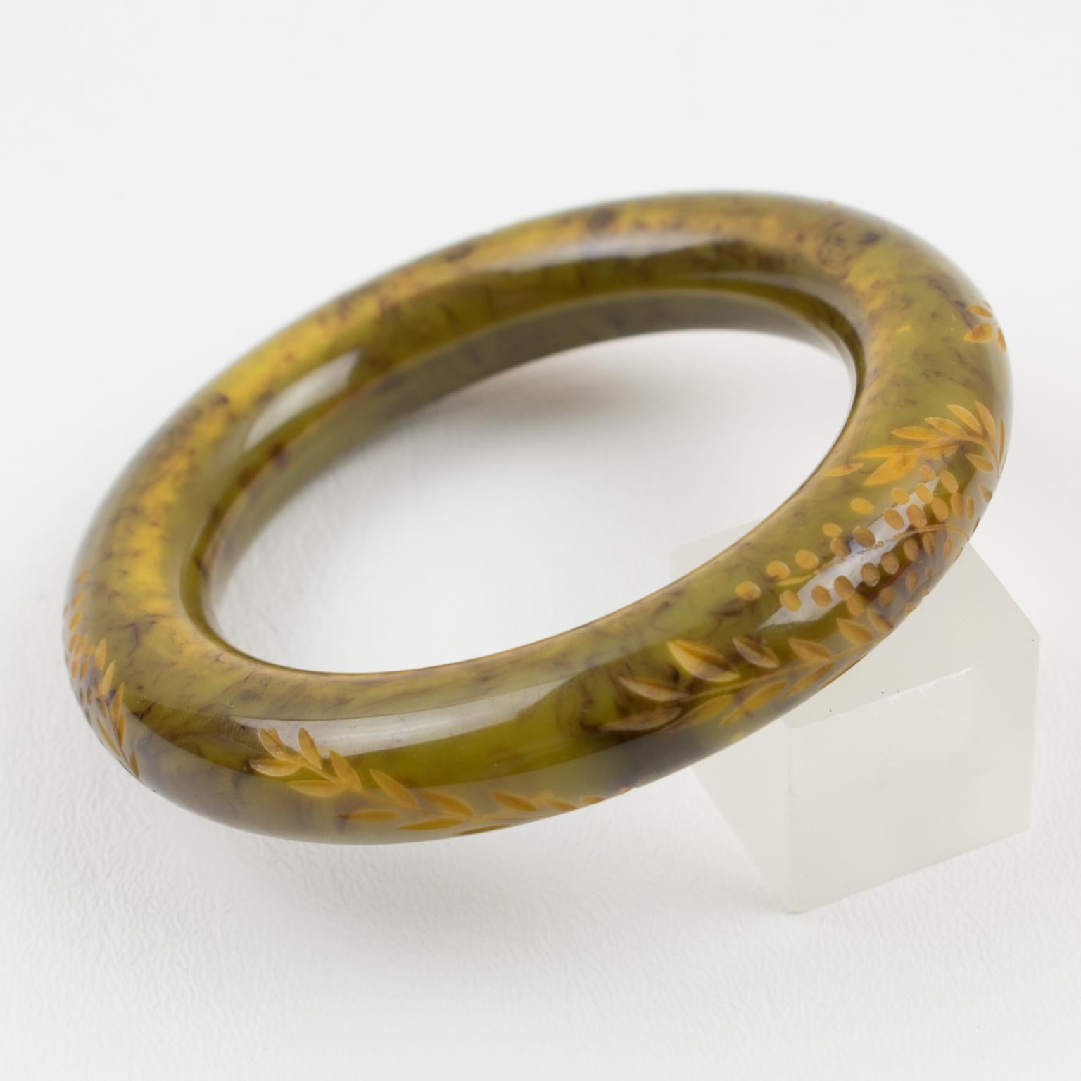 Bracelet jonc en bakélite sculptée vert asperges et noir en vente 1