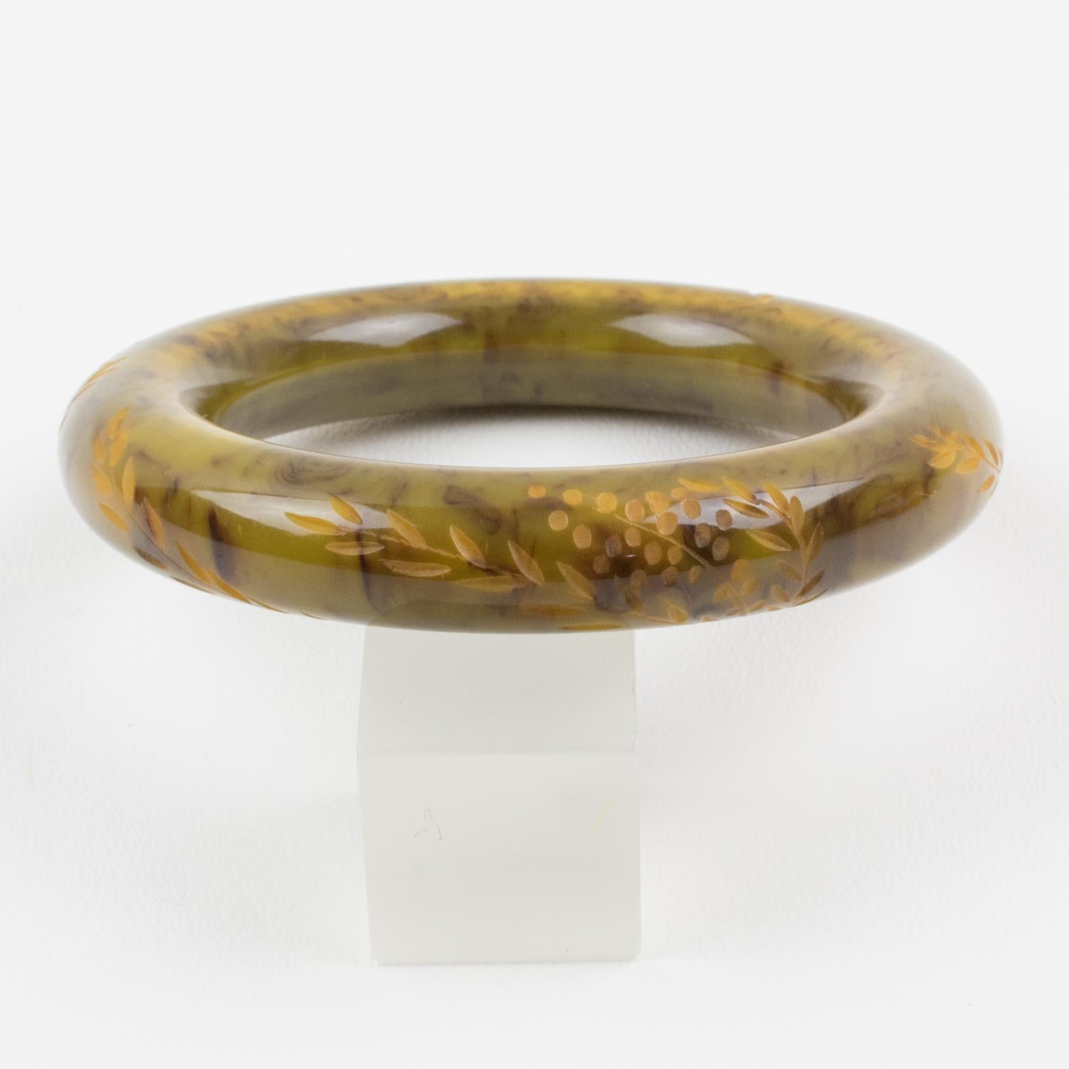 Bracelet jonc en bakélite sculptée vert asperges et noir en vente 2