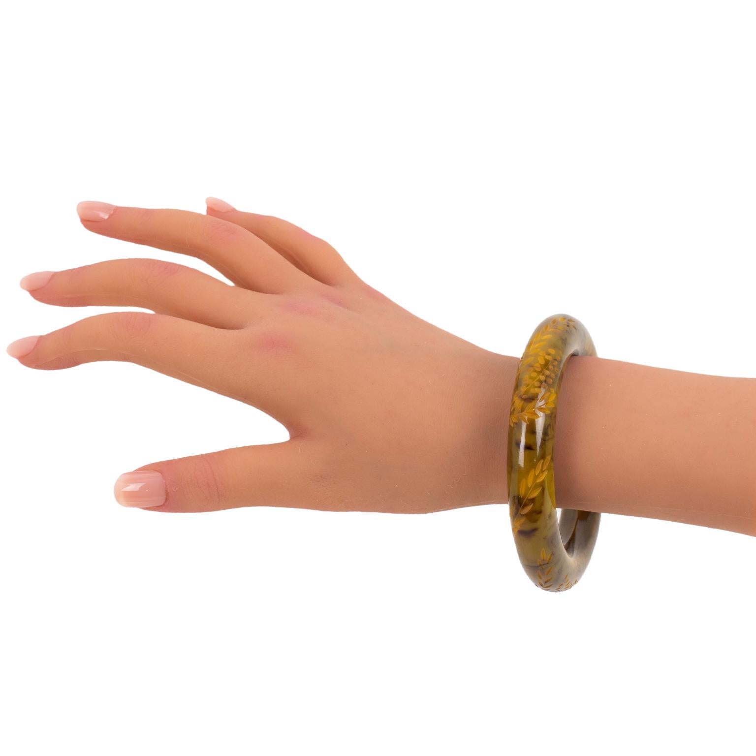 Bracelet jonc en bakélite sculptée vert asperges et noir en vente 3