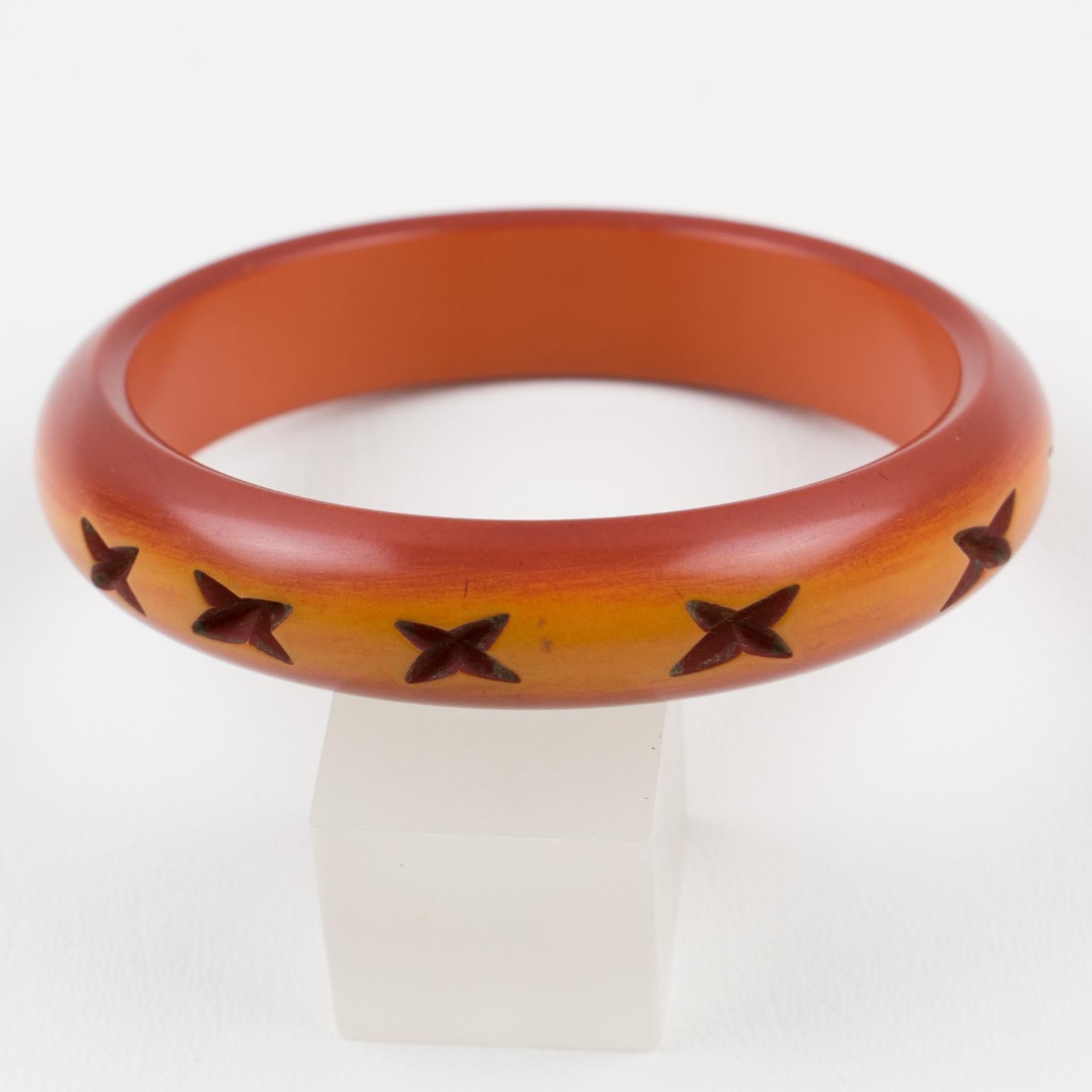 Art déco Bracelet jonc en bakélite sculptée couleur caramel ambré en vente
