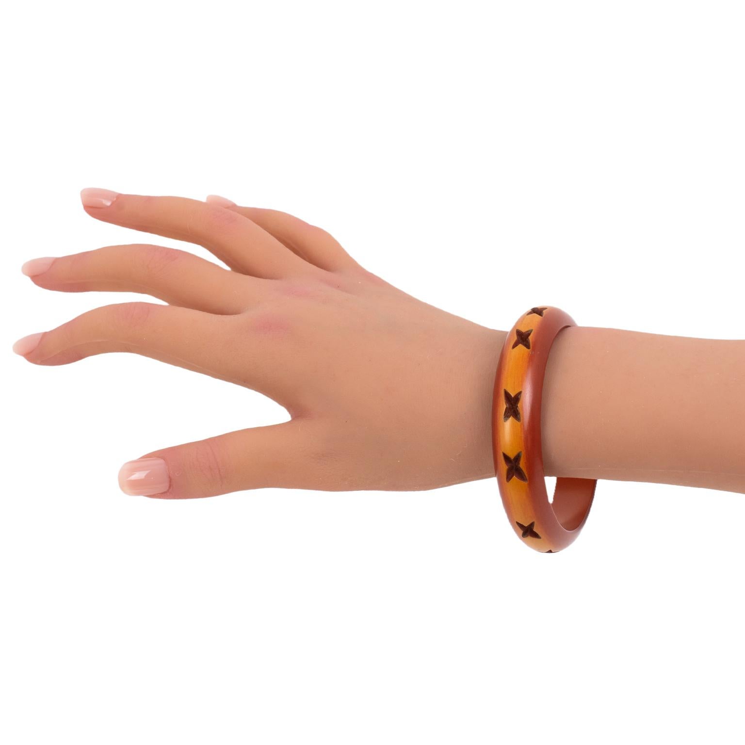 Bracelet jonc en bakélite sculptée couleur caramel ambré Bon état - En vente à Atlanta, GA