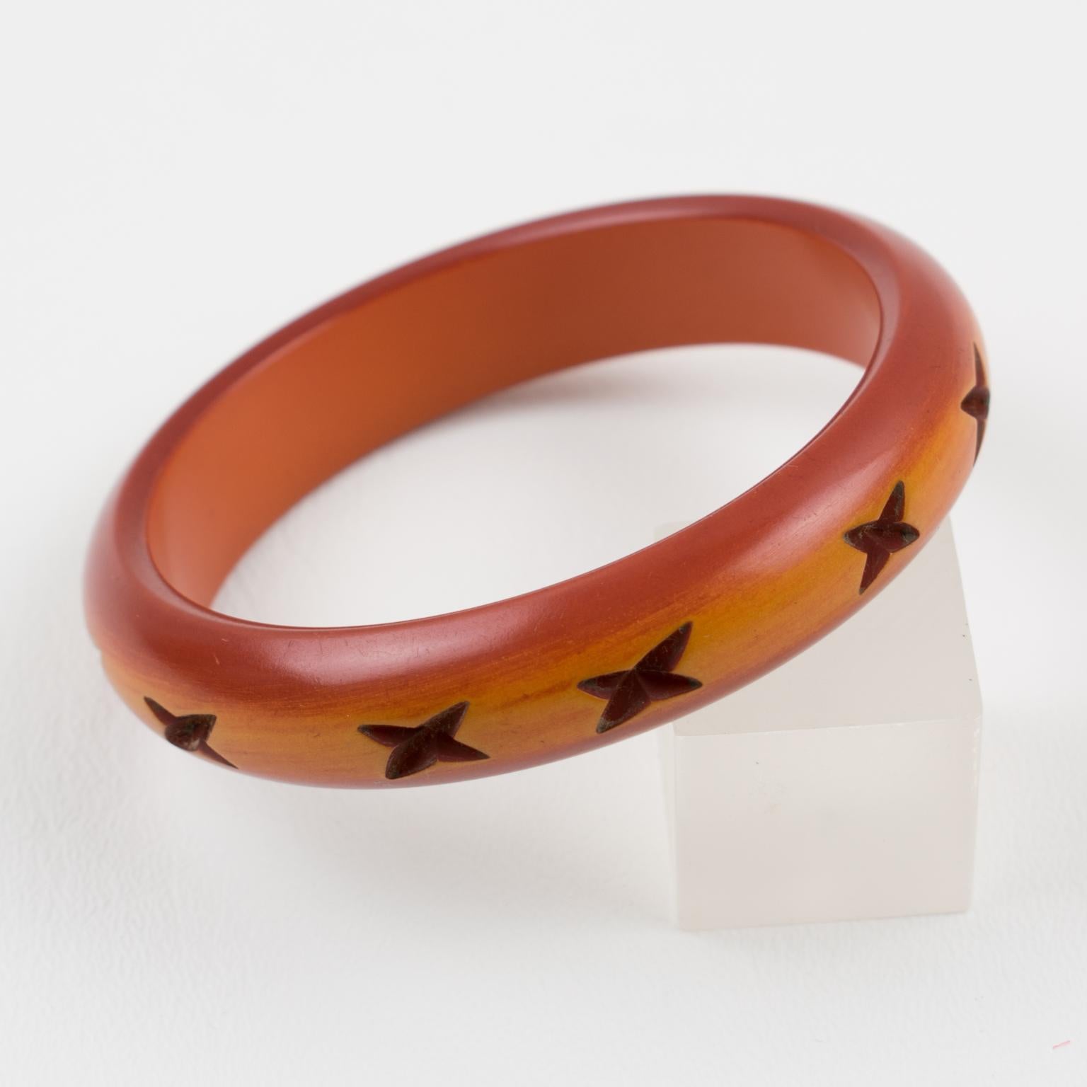 Bracelet jonc en bakélite sculptée couleur caramel ambré en vente 1