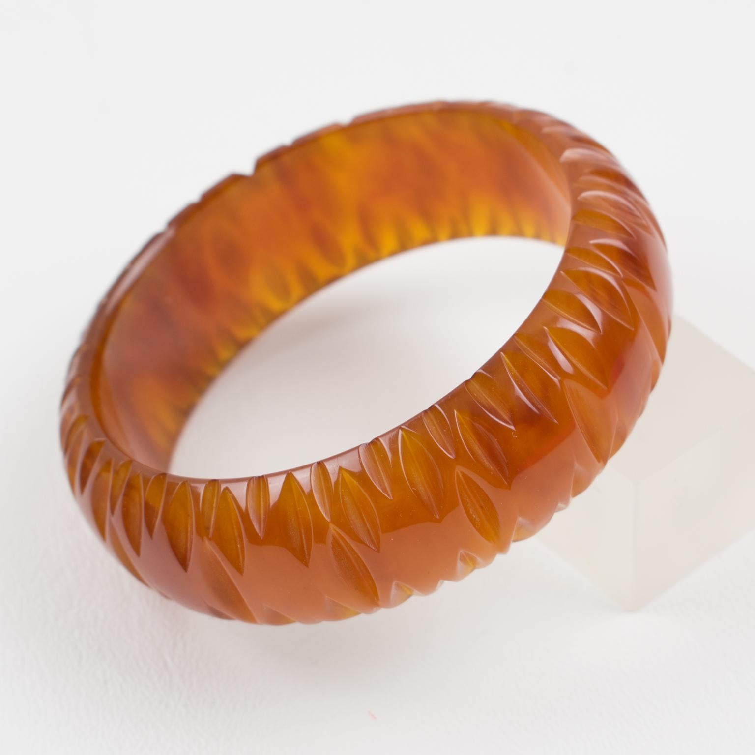 Bracciale Bangle in bachelite marrone cannella con intaglio in vendita 1