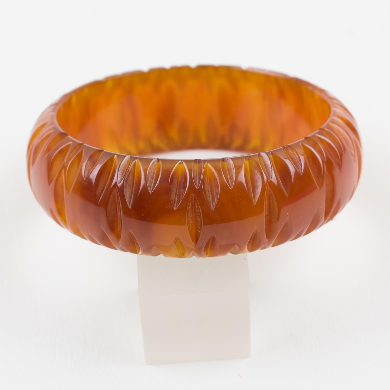 Bracciale Bangle in bachelite marrone cannella con intaglio in vendita 2