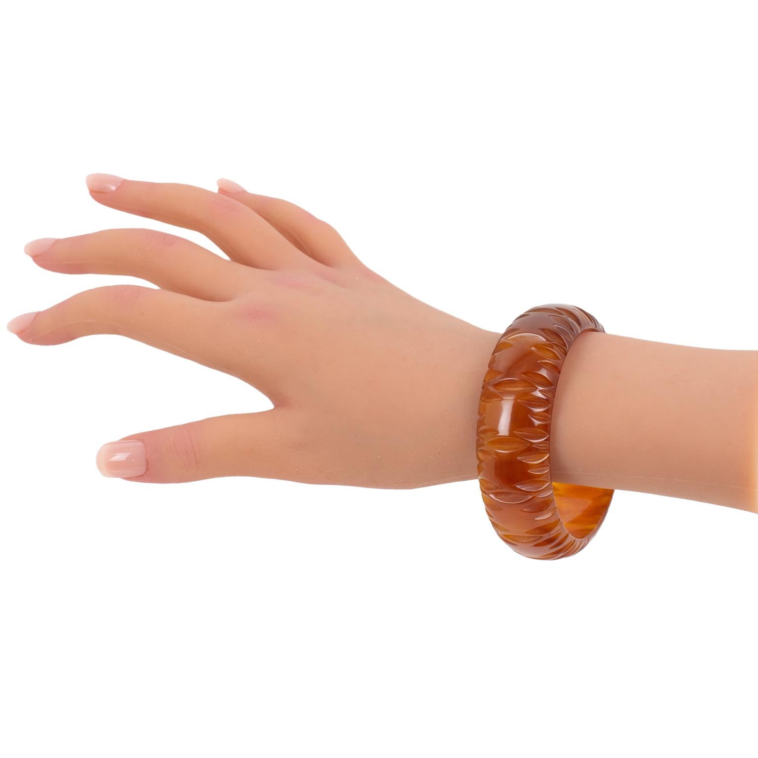 Bracciale Bangle in bachelite marrone cannella con intaglio in vendita 3