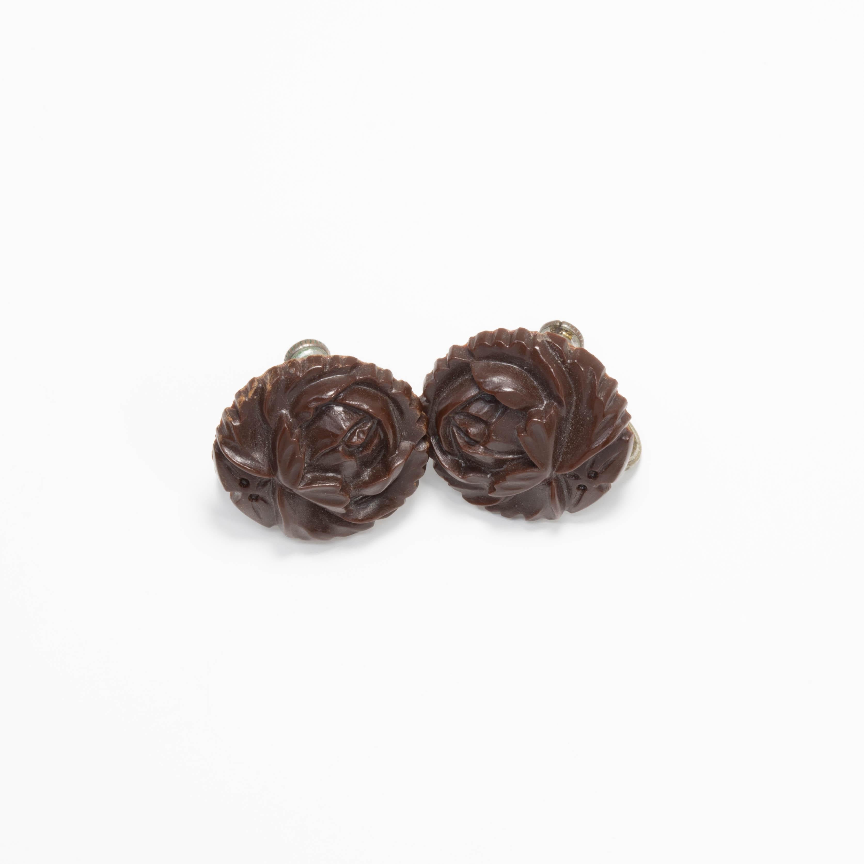 A pair of blooming bakelite roses in dark red / brown. Vintage earrings with silvertone screw-back hardware.