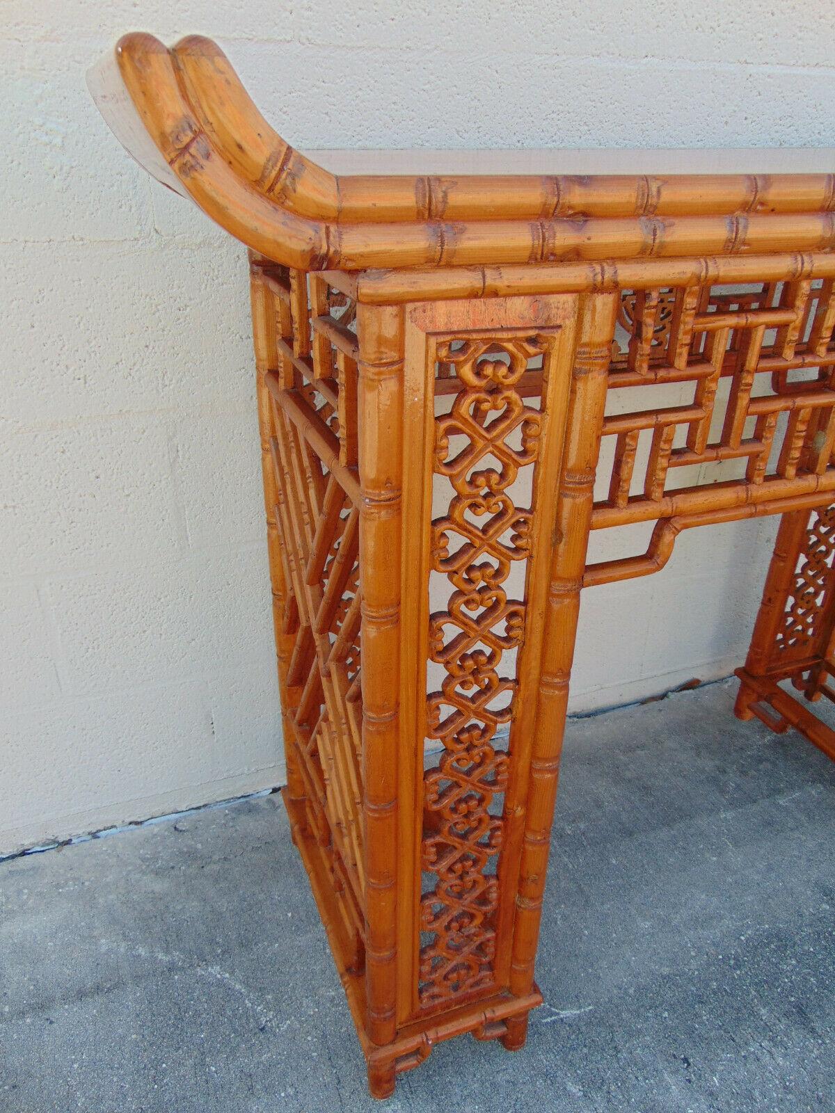 Geschnitzter Bambus und Laubsägearbeiten Altar Konsolentisch (Chinese Chippendale) im Angebot