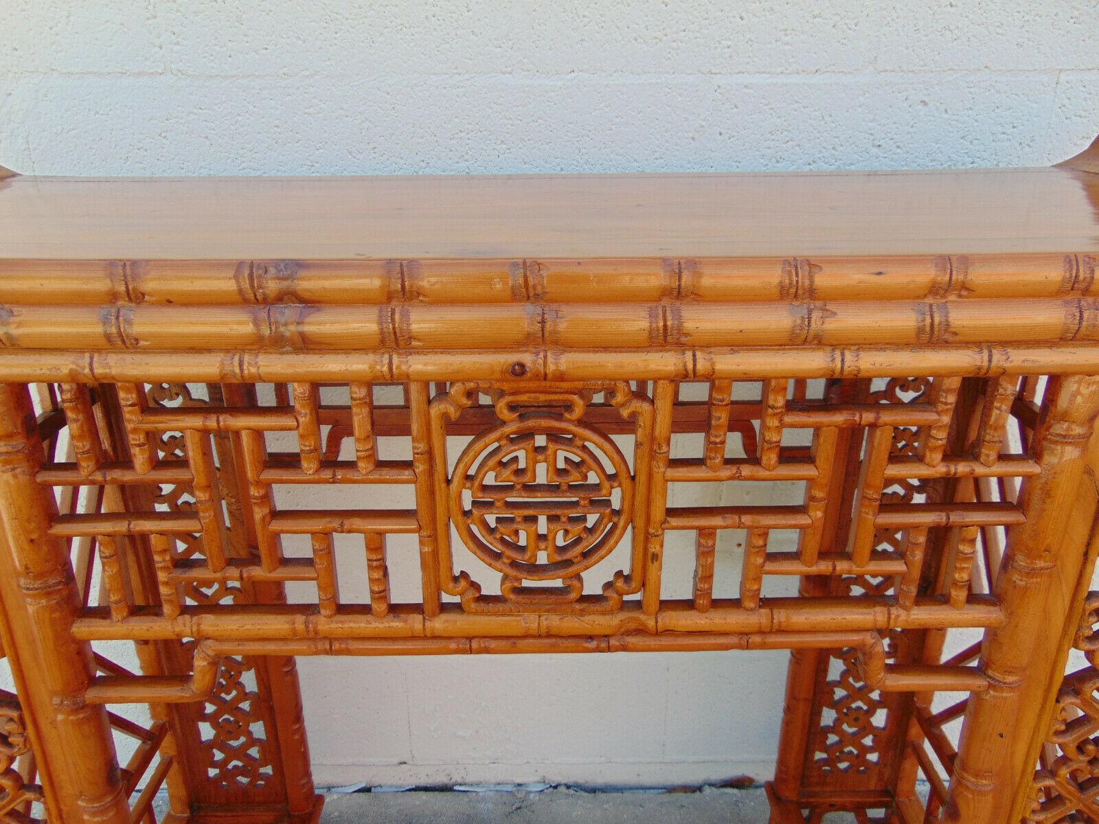 Geschnitzter Bambus und Laubsägearbeiten Altar Konsolentisch (Asiatisch) im Angebot