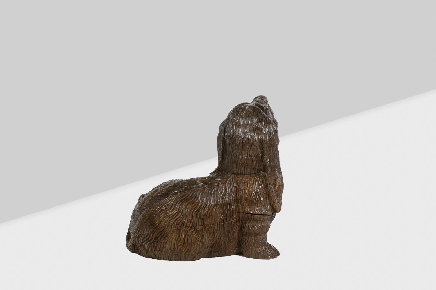 Geschnitzter Hund aus Linde, Schwarzwaldstil, sitzend und nach links blickend.

Europäisches Werk, realisiert um 1900.

Referenz: LS58851209D