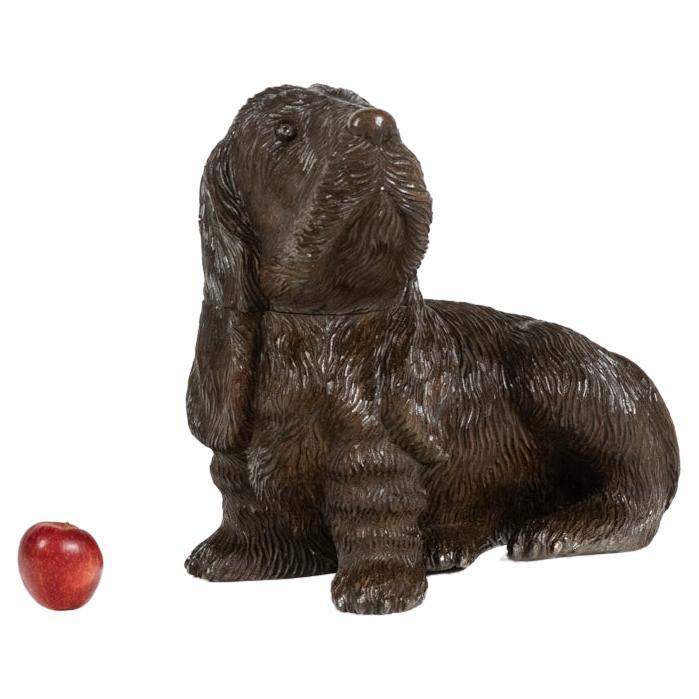 Perro tallado en madera de tilo, estilo Black Forest. Alrededor de 1900.