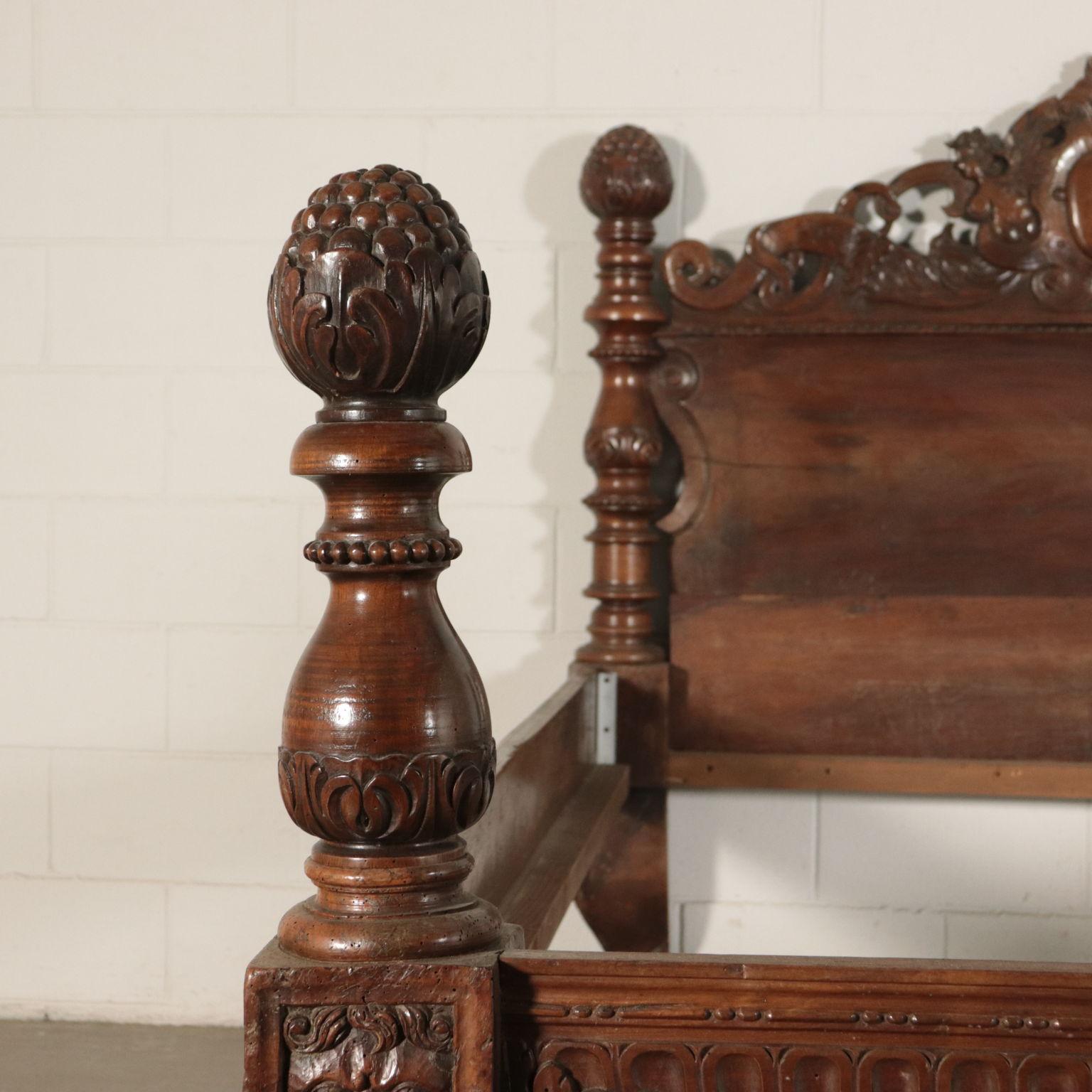 Carved Bed, Walnut Italy 17th Century In Fair Condition In Milano, IT