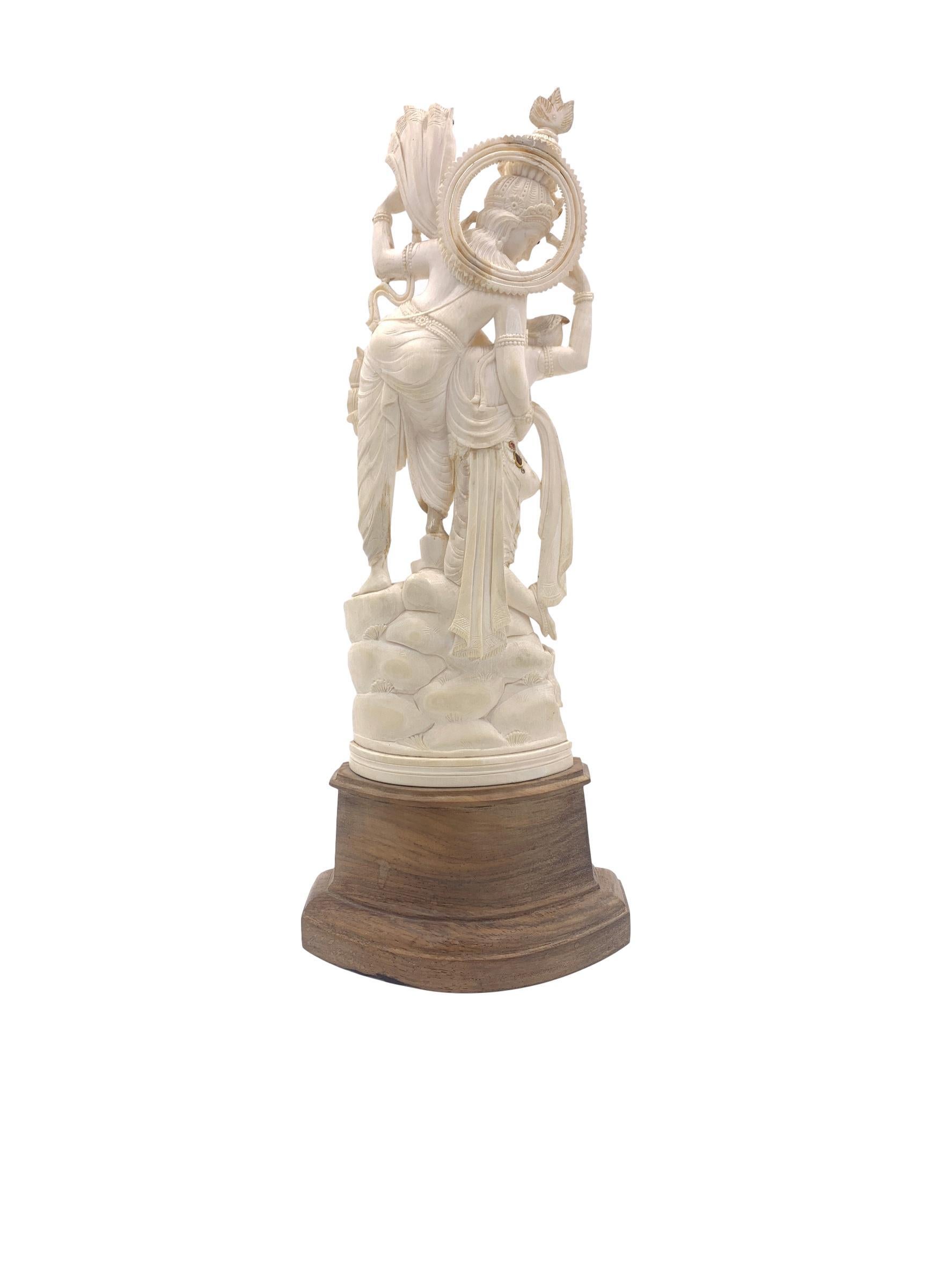 Carved Bejewelled Indian Ivory Statue of Embracing Lovers In Good Condition In London, GB