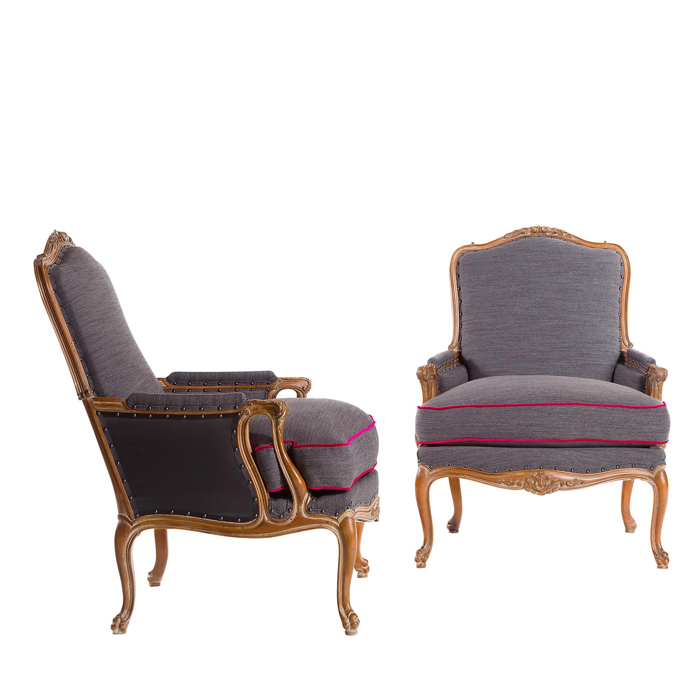 Bergére Louis XV with handmade carvings, upholstered.




