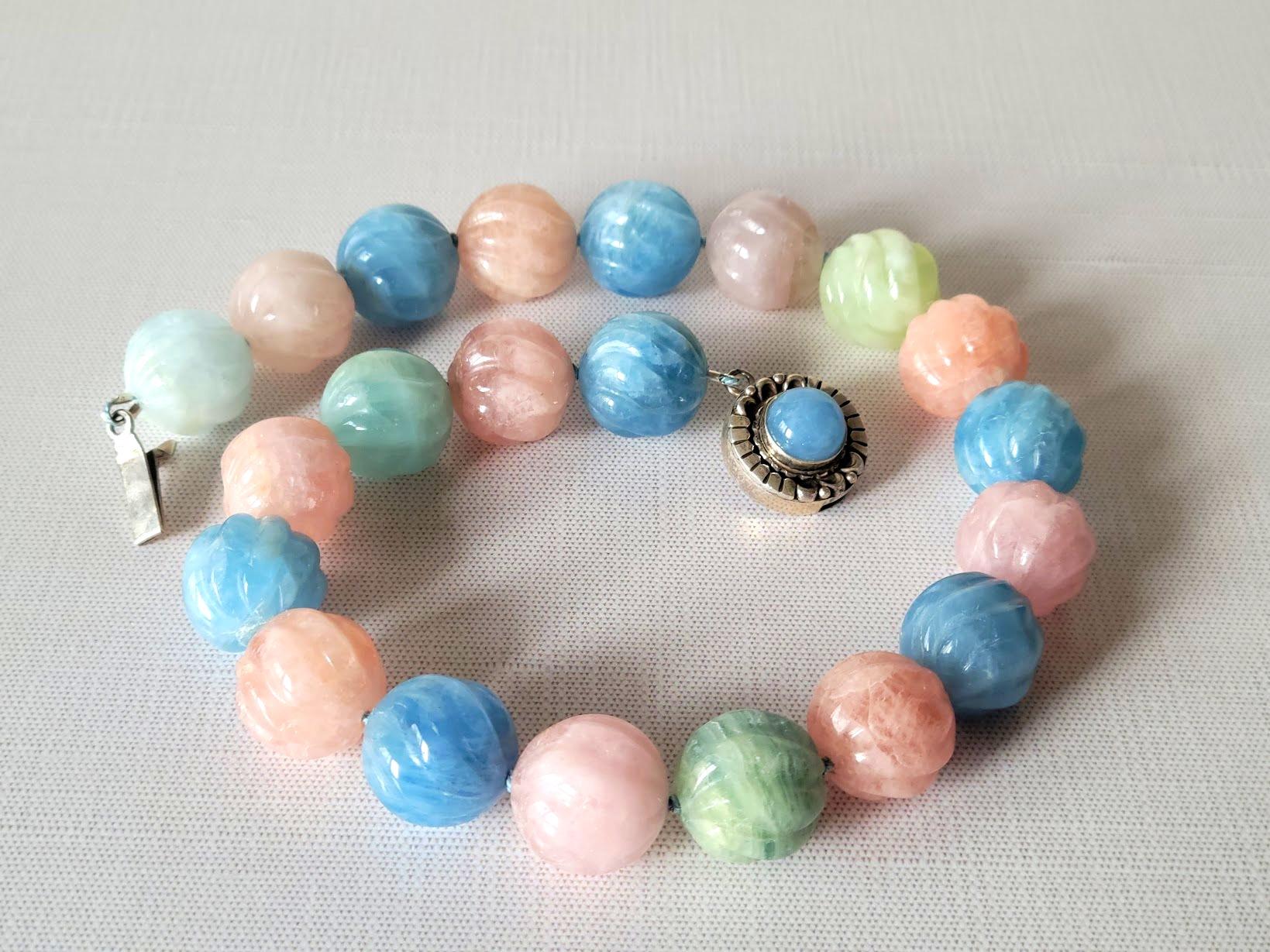 This necklace is a true romance in stone, a story of tenderness, sophistication, and lightness. Its length is 18 inches (45.7 cm); yet, its true grandeur lies not in the centimeters but in how it envelops you in an aura of elegance.

The main