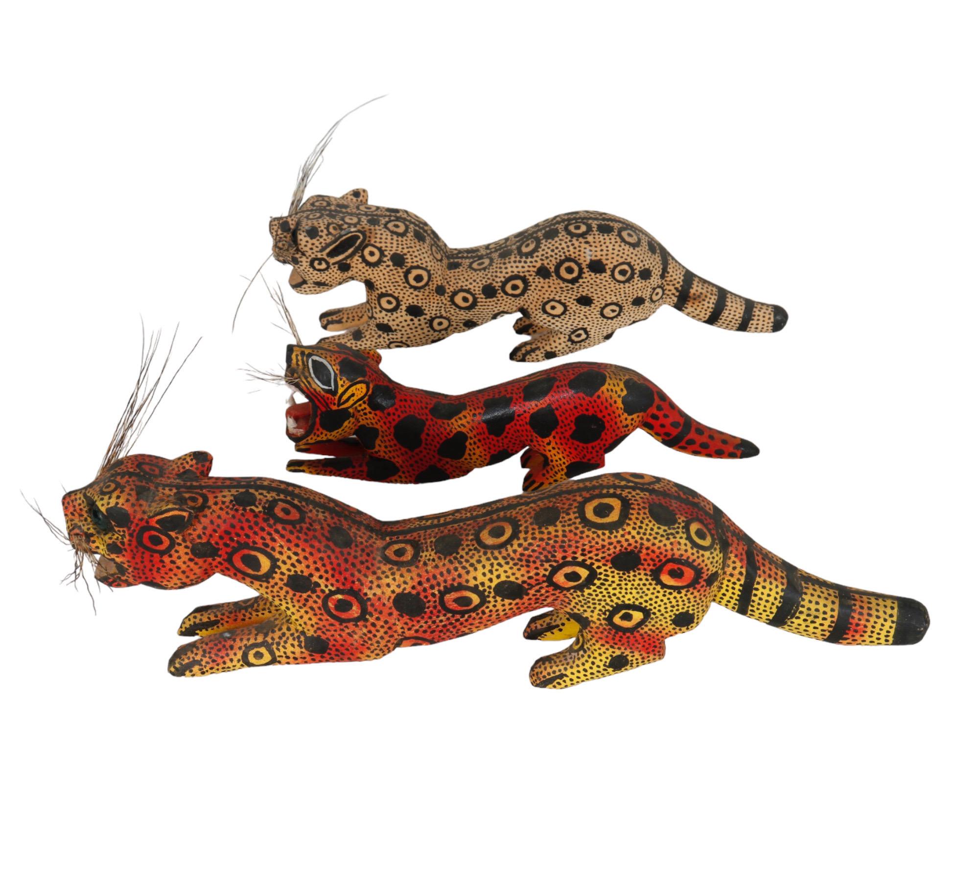 Bois Figures de grands chats sculptées - Lot de 3 en vente